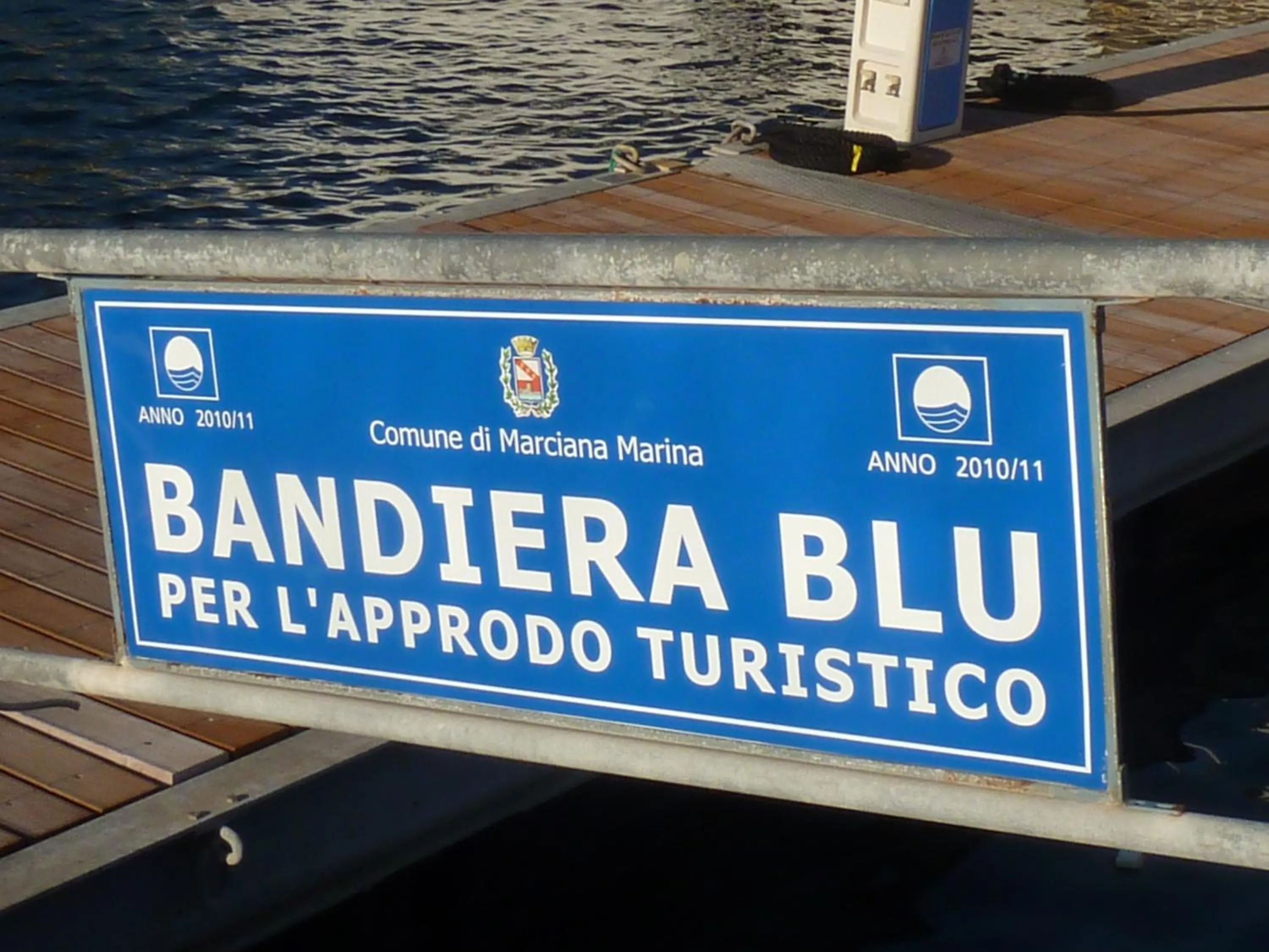 Text overlay in Hotel Yacht Club