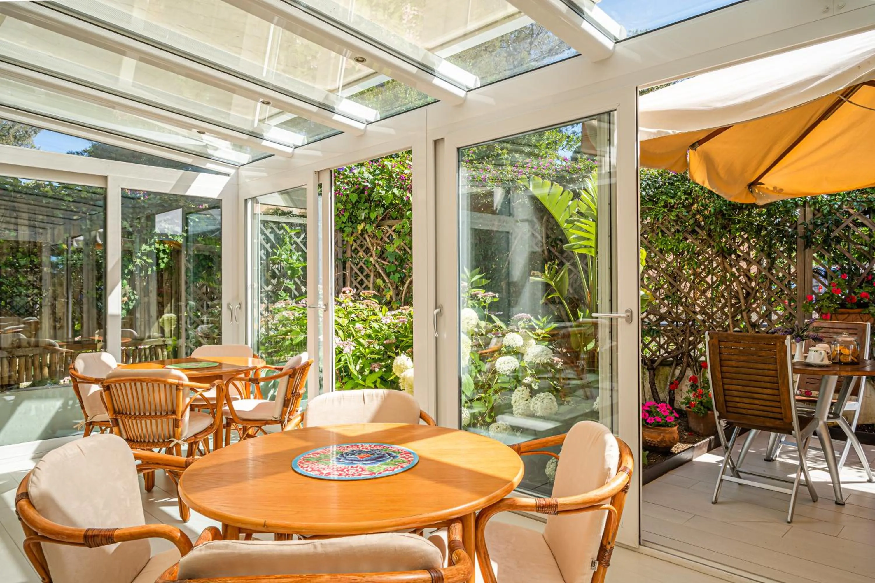 Lounge or bar in Hotel Yacht Club