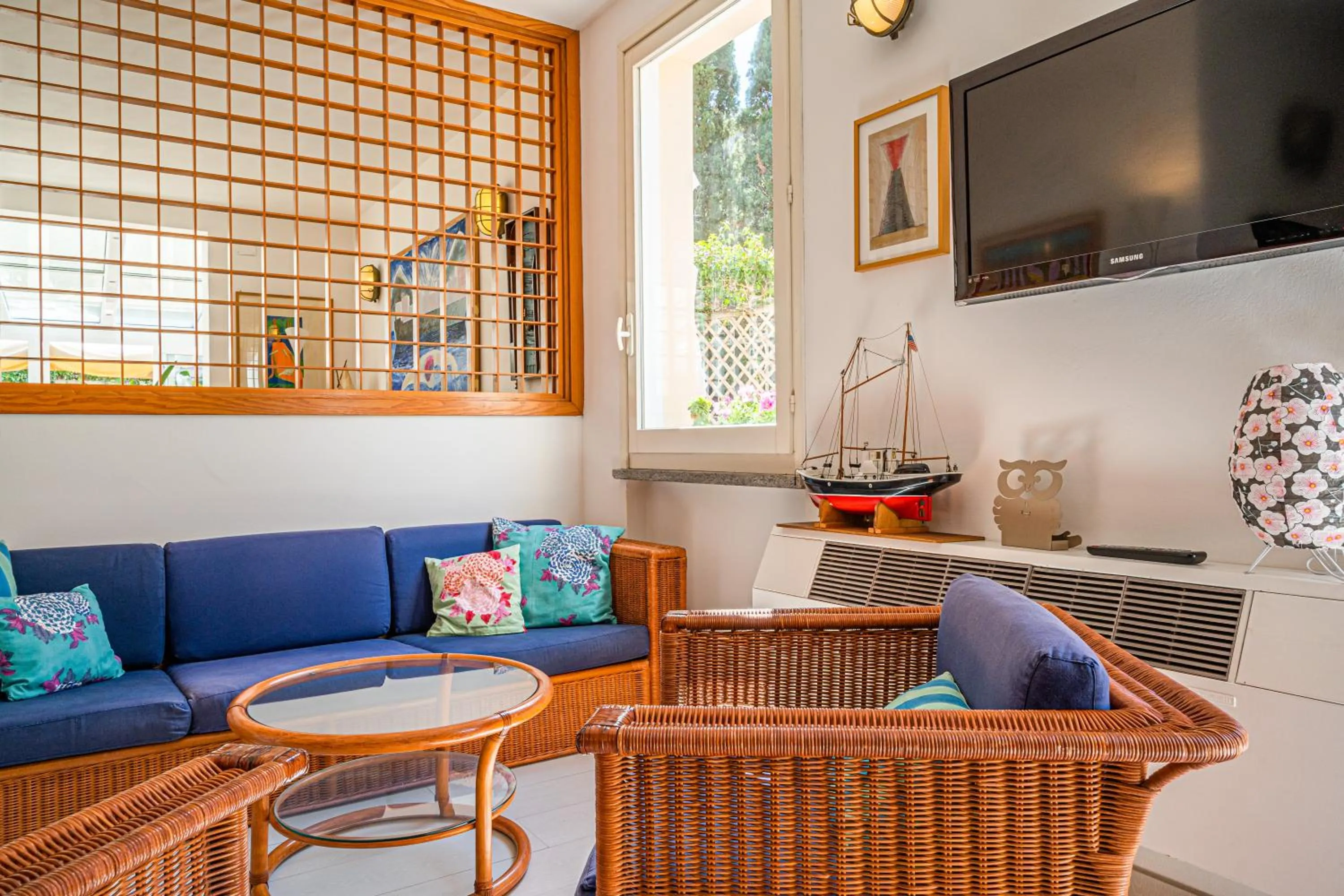 Communal lounge/ TV room in Hotel Yacht Club