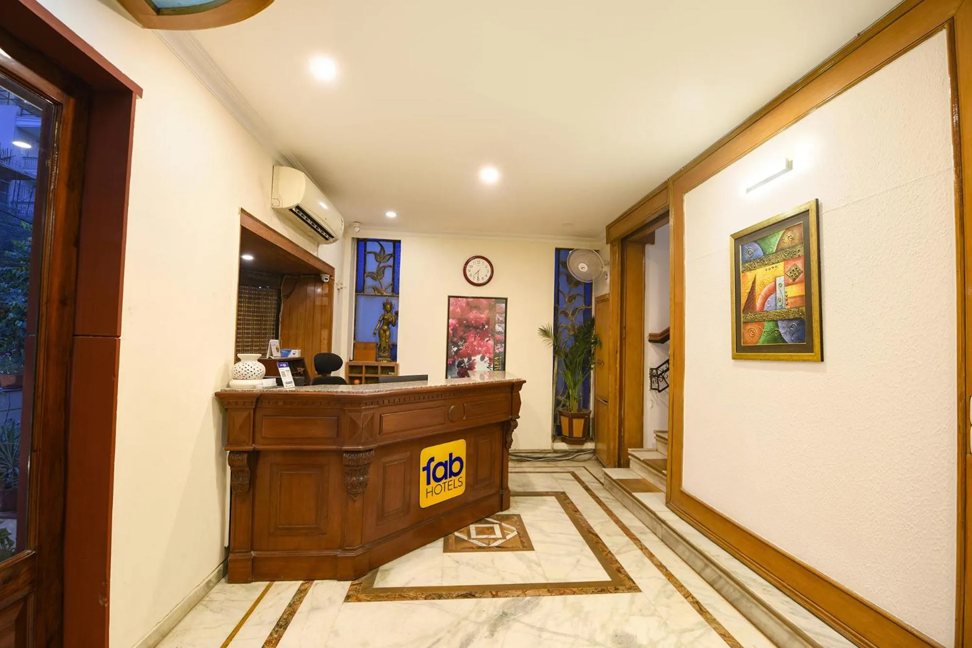 Lobby or reception in FabHotel Siris 18 - Aravali Biodiversity Park