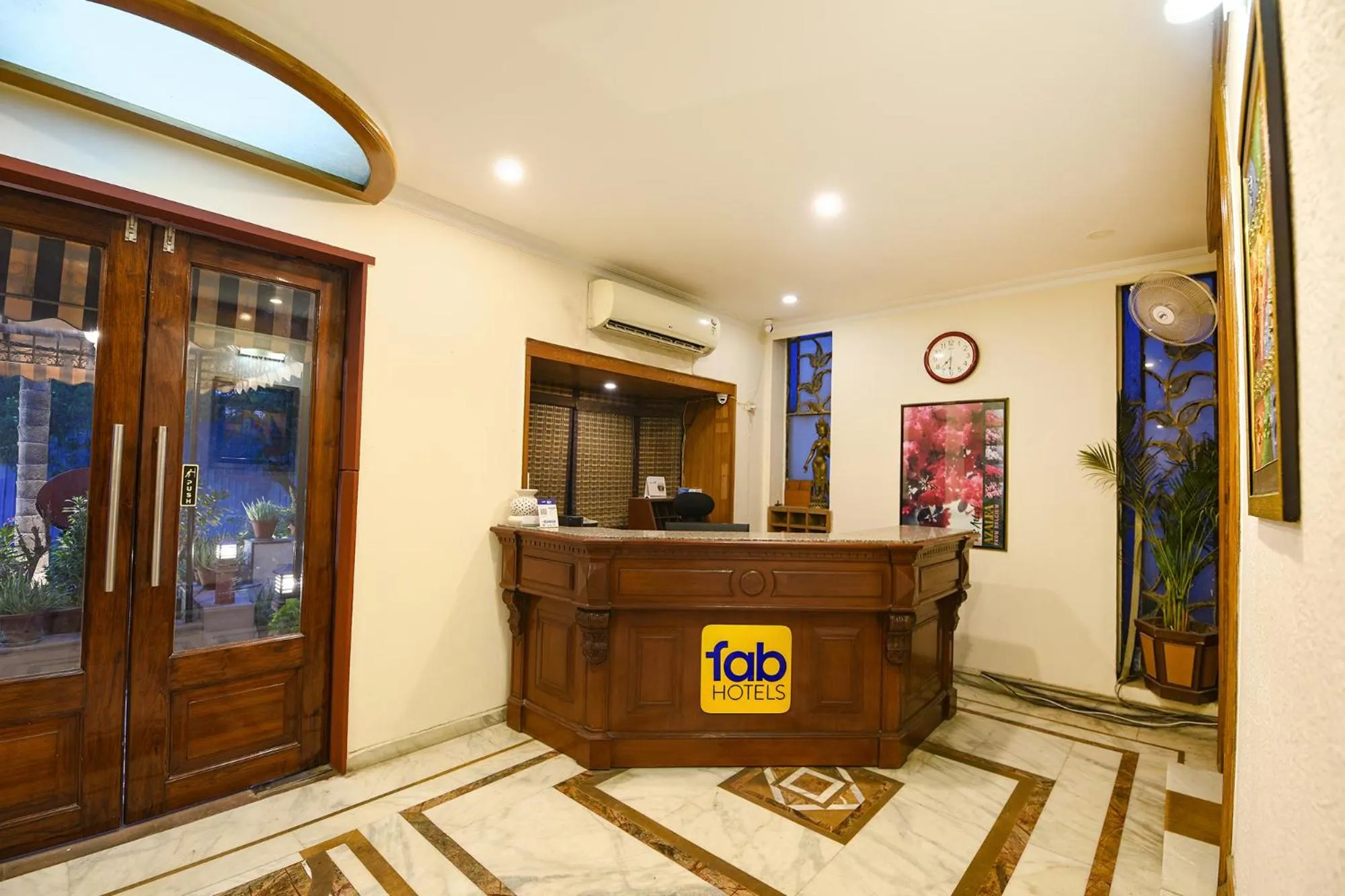 Lobby or reception in FabHotel Siris 18 - Aravali Biodiversity Park