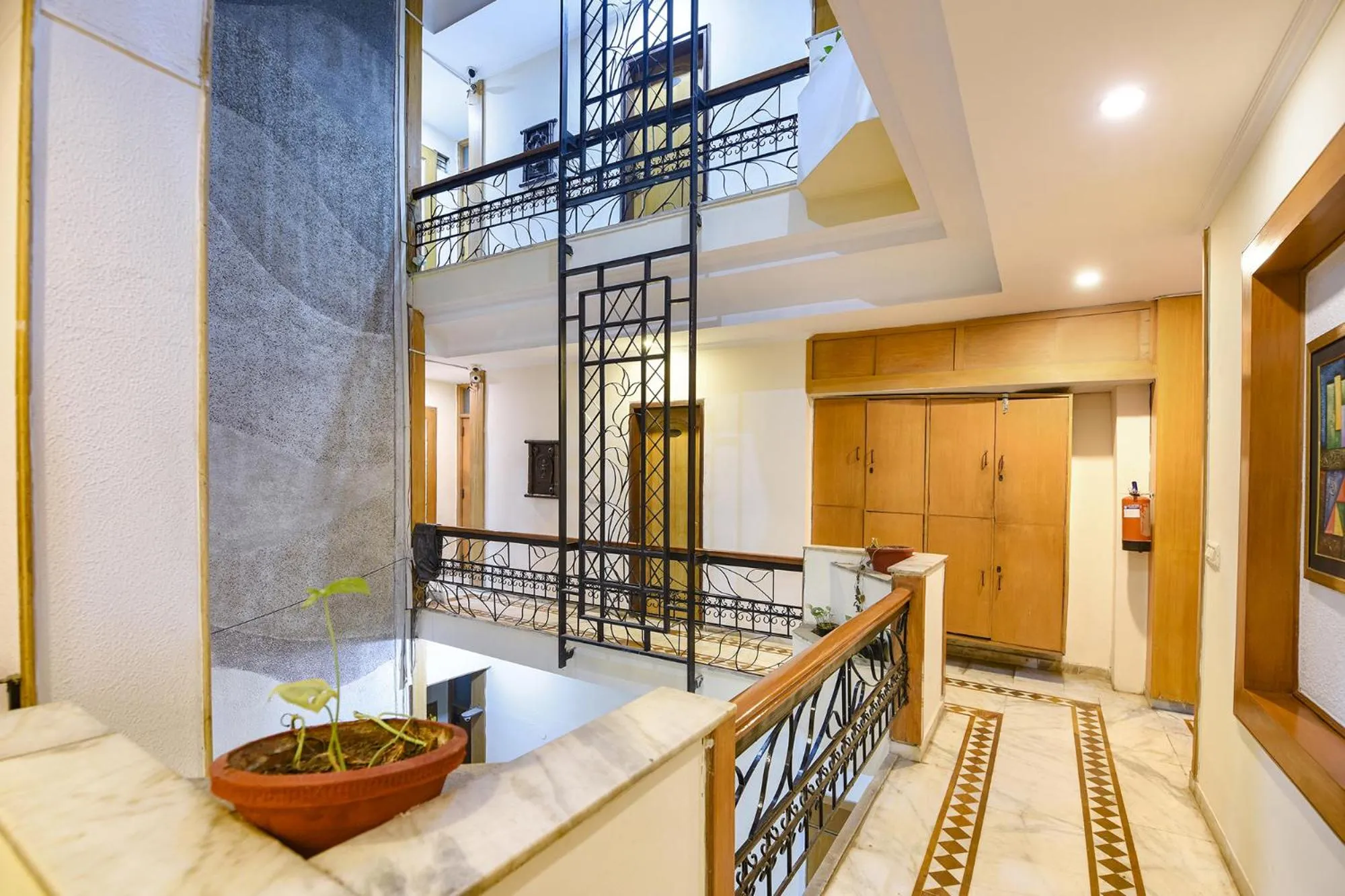 Lobby or reception in FabHotel Siris 18 - Aravali Biodiversity Park