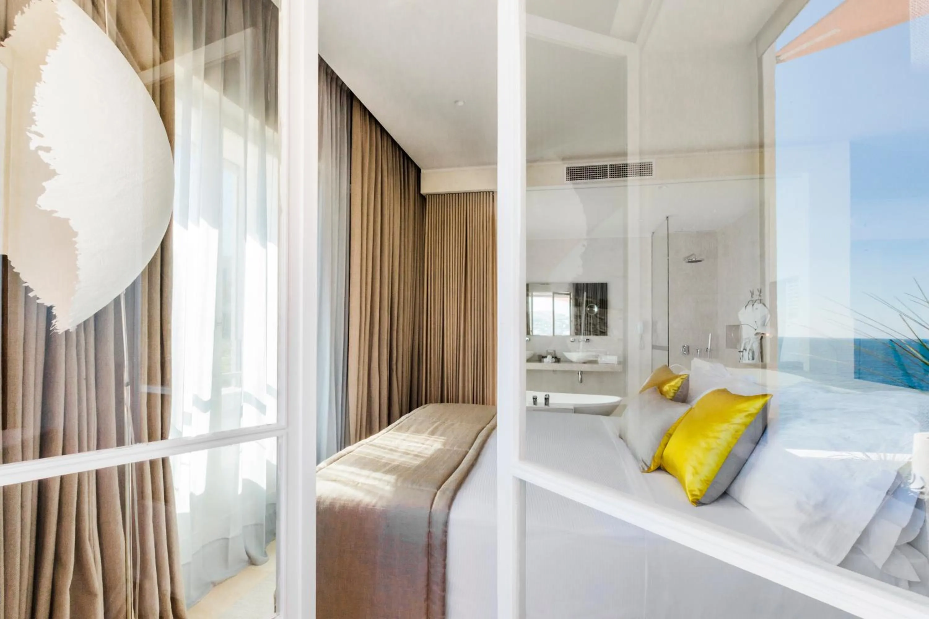 Photo of the whole room, Bed in Le Petit Nice - Passedat