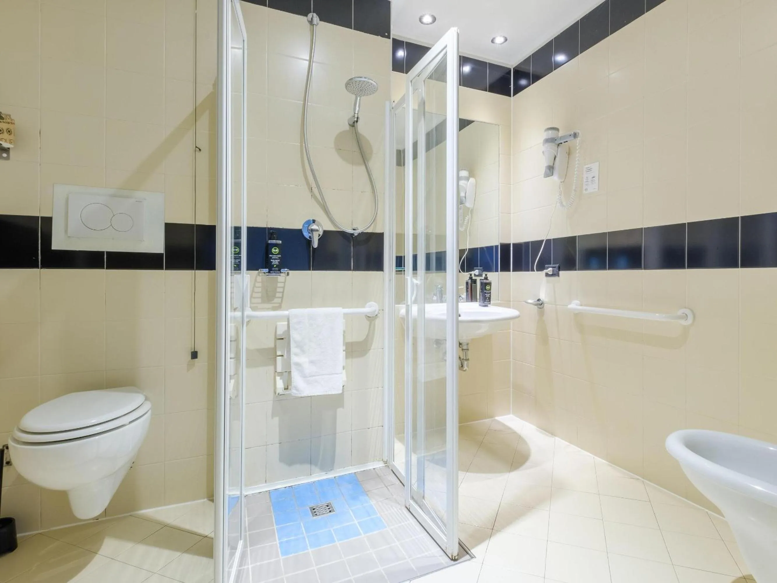 Bathroom in B&B Hotel Ravenna