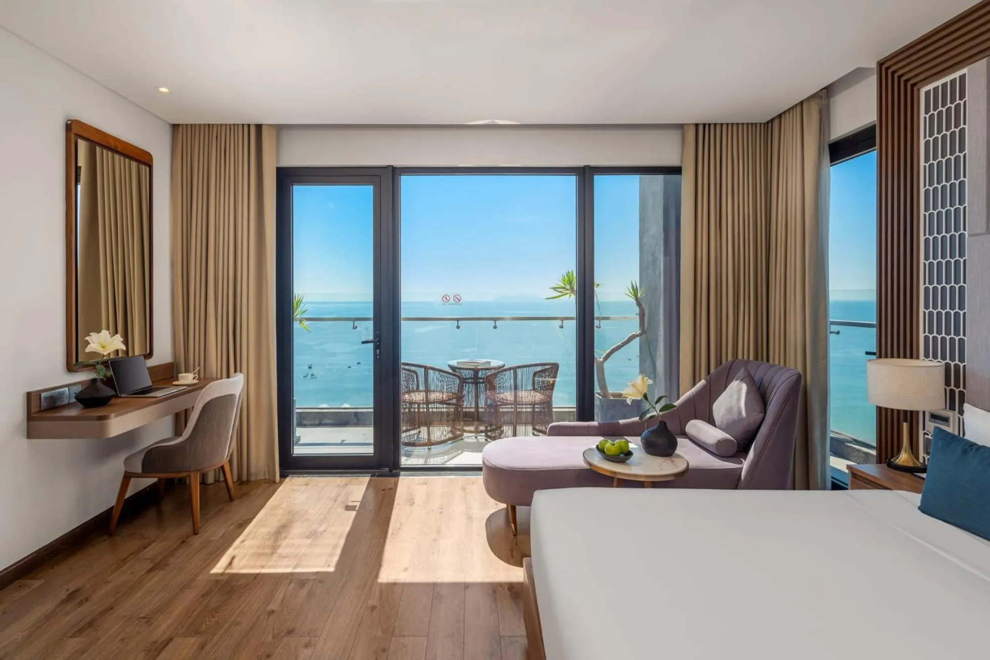 Balcony/Terrace, Bed in Peninsula Hotel Danang