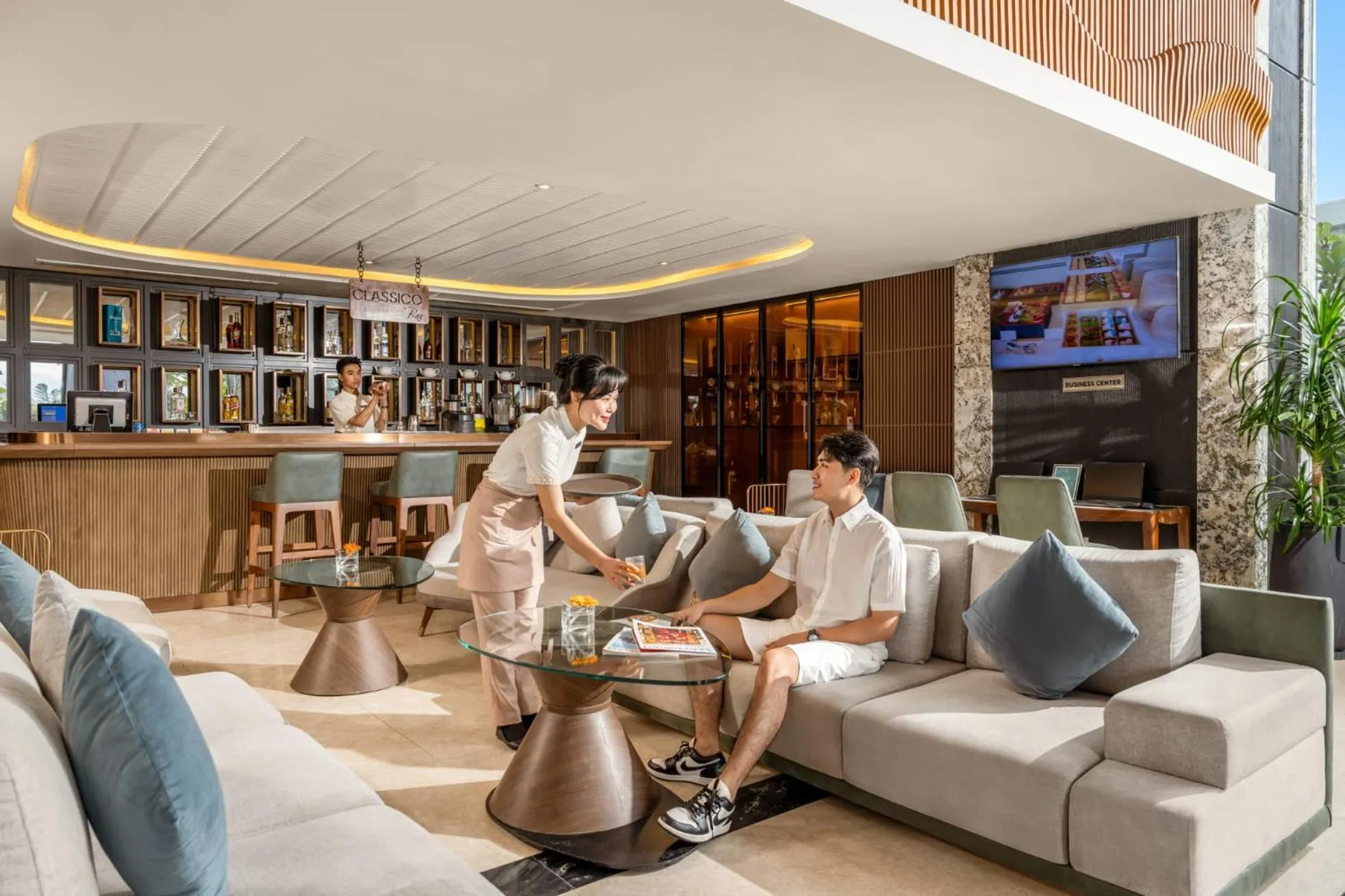 Lounge or bar in Peninsula Hotel Danang