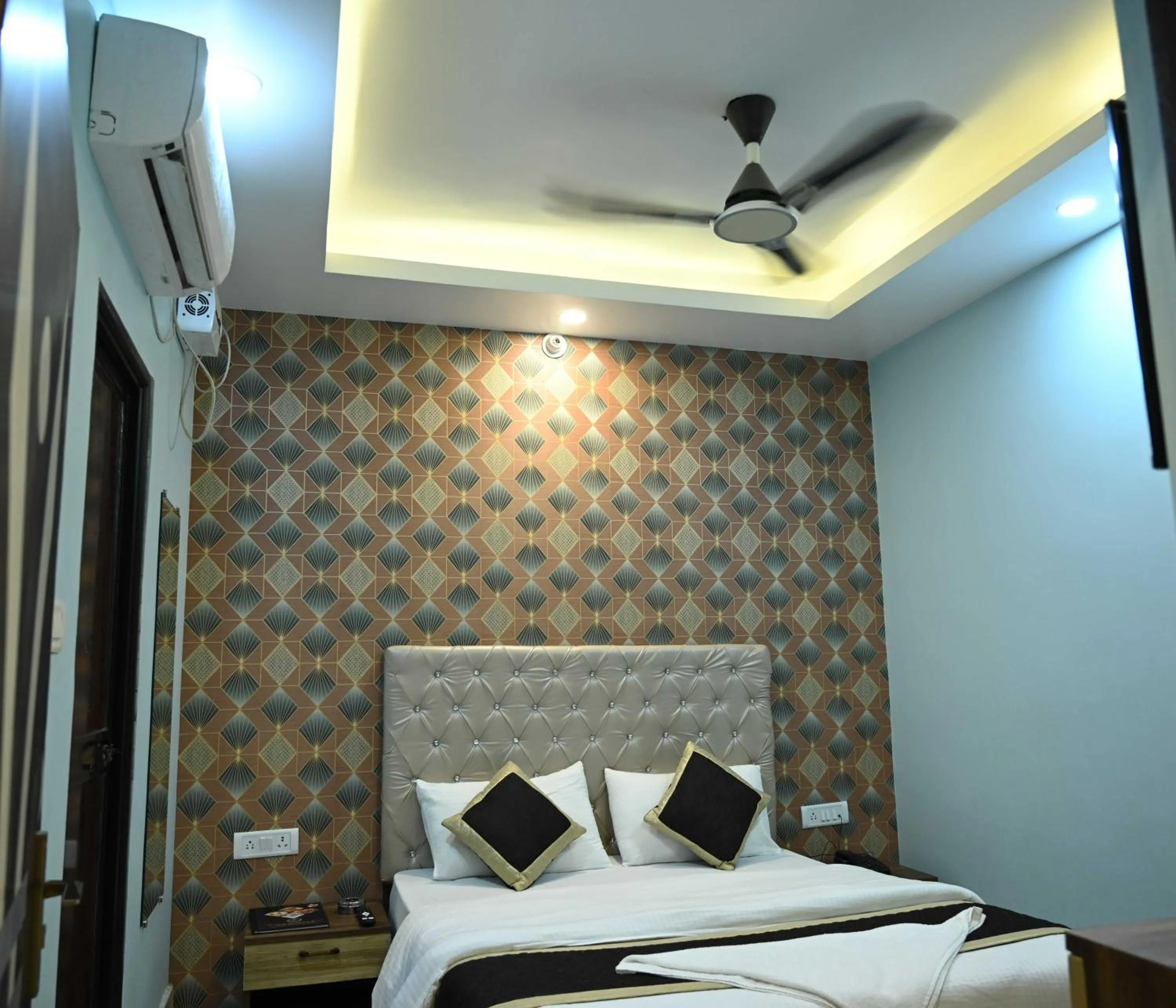 Bedroom, Bed in Super Hotel O Glance Inn