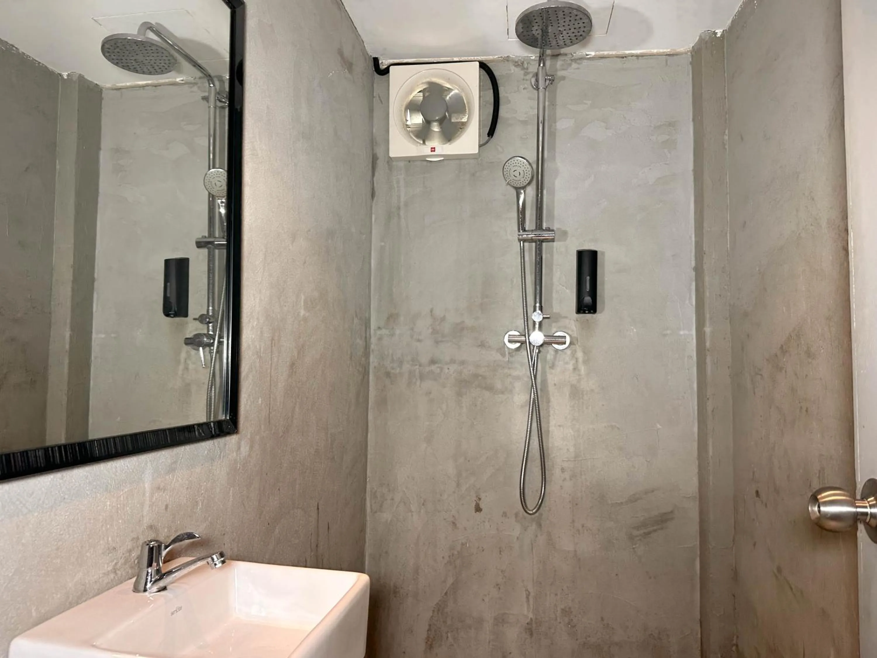 Shower in Arch Dormitorio Cenang