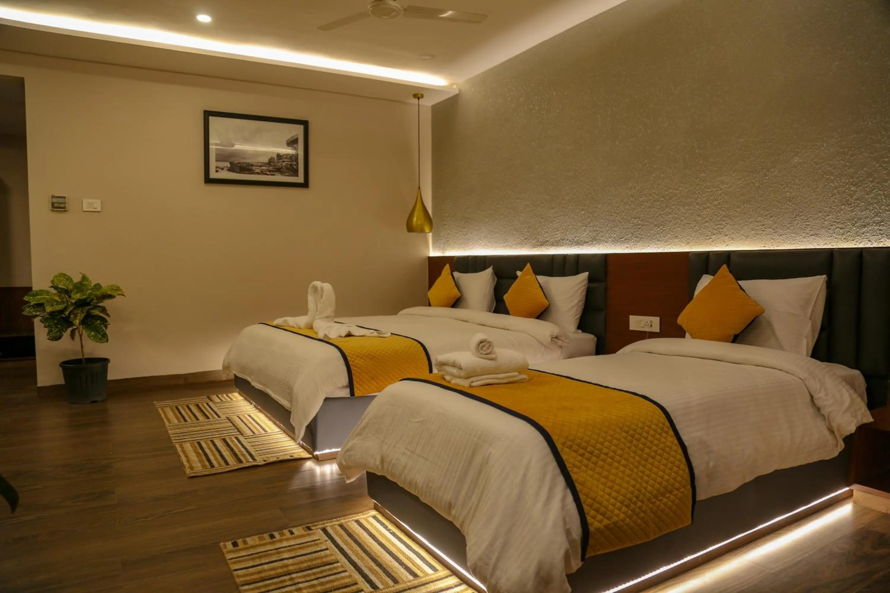 Bedroom, Bed in Four Leaf Hotel - Sapphire Blue, Varanasi