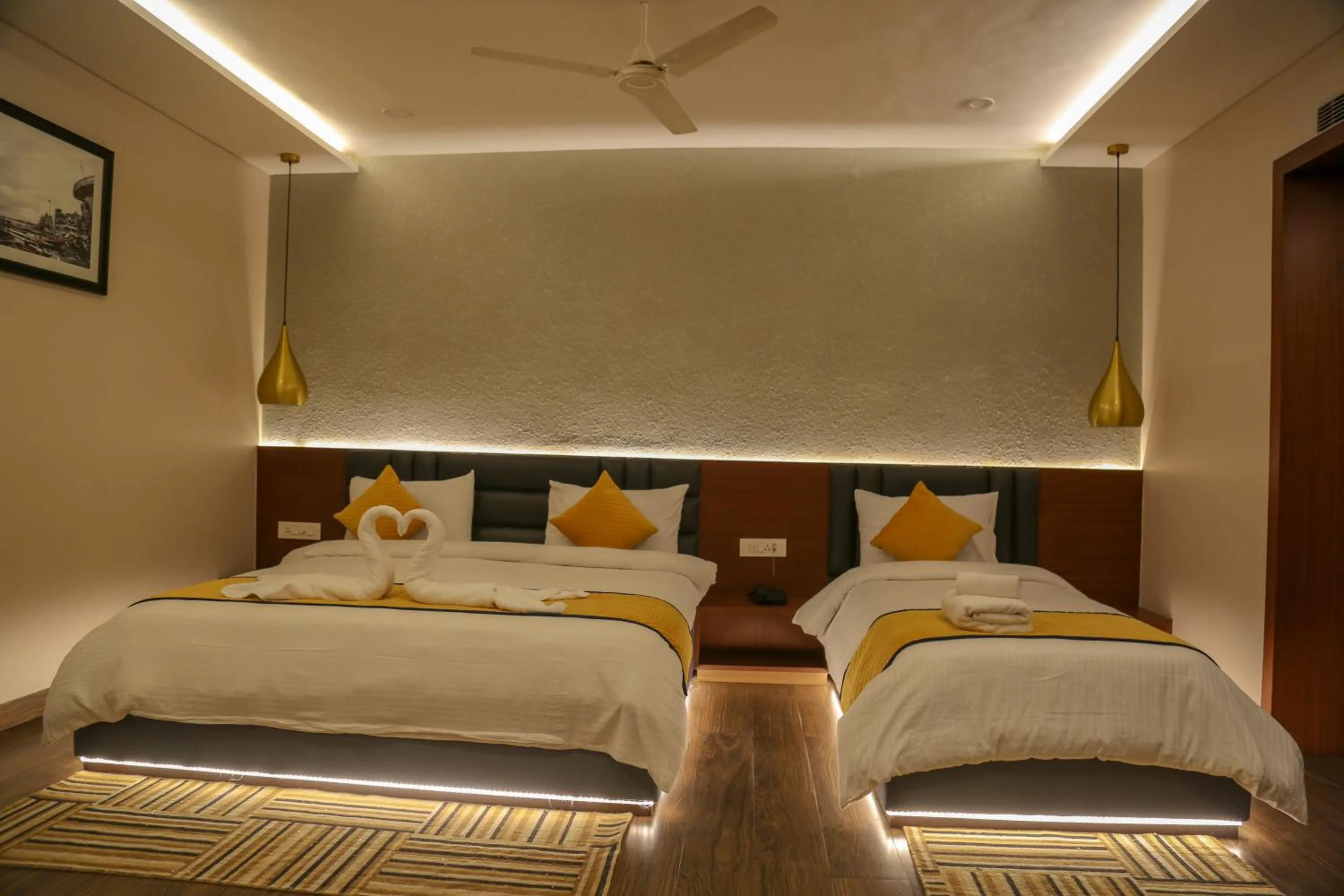 Bedroom, Bed in Four Leaf Hotel - Sapphire Blue, Varanasi
