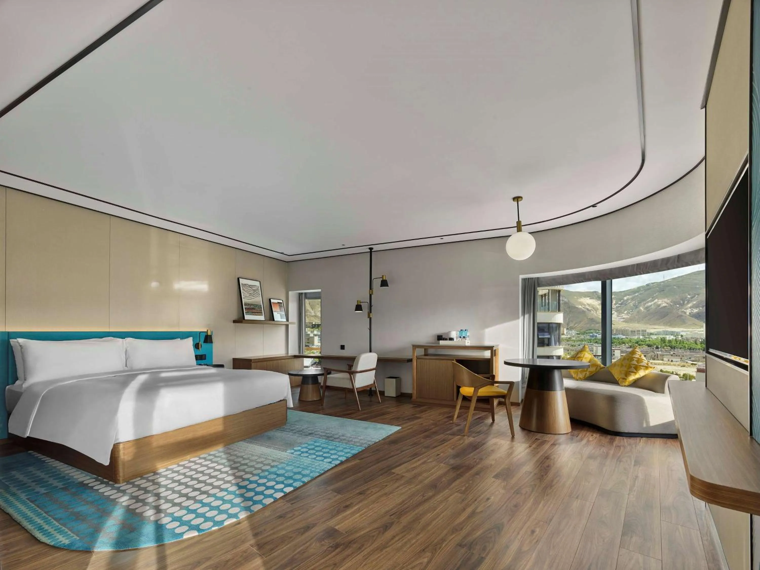 Living room, Bed in Hilton Garden Inn Lhasa