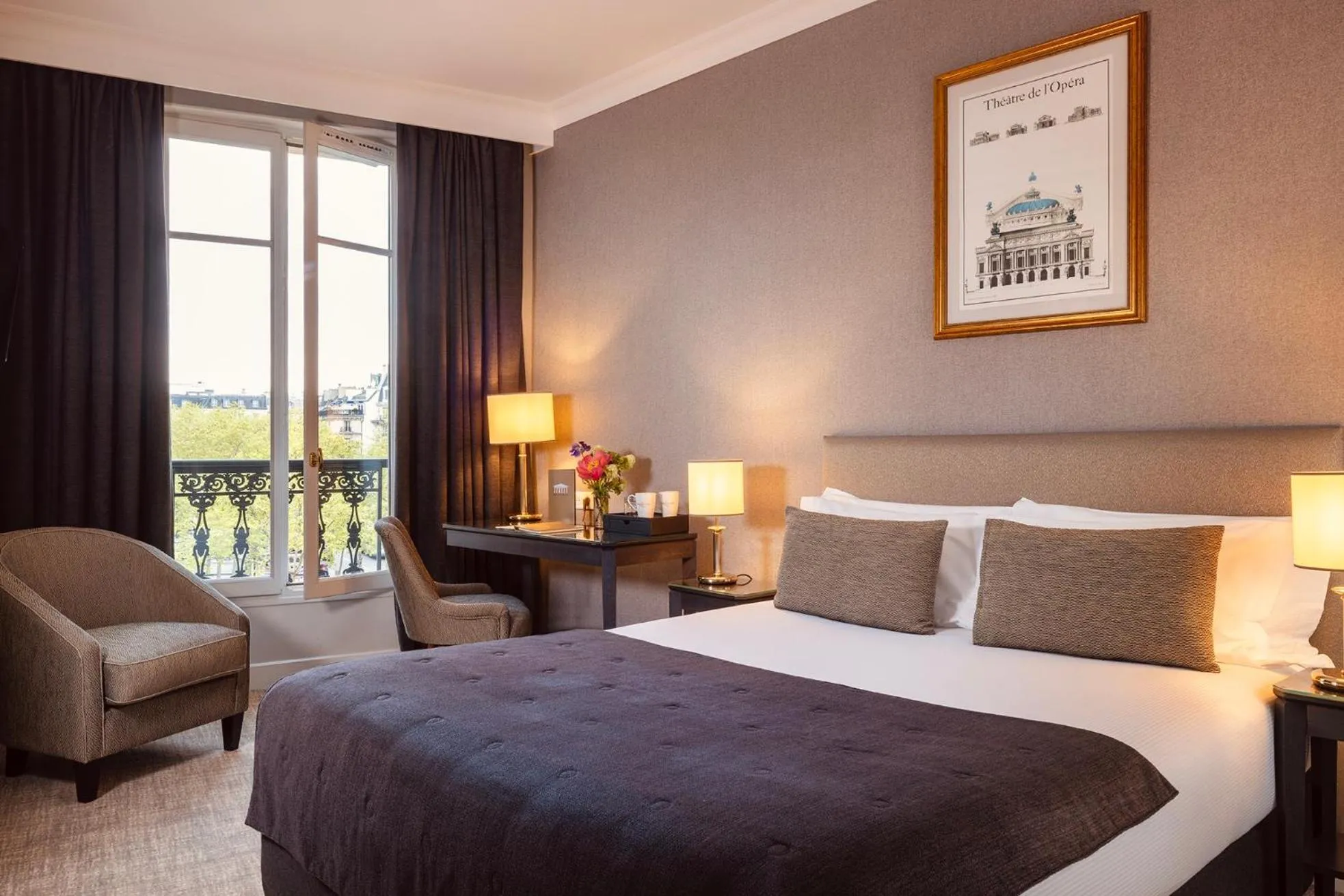 Bed in Hôtel Madeleine Plaza