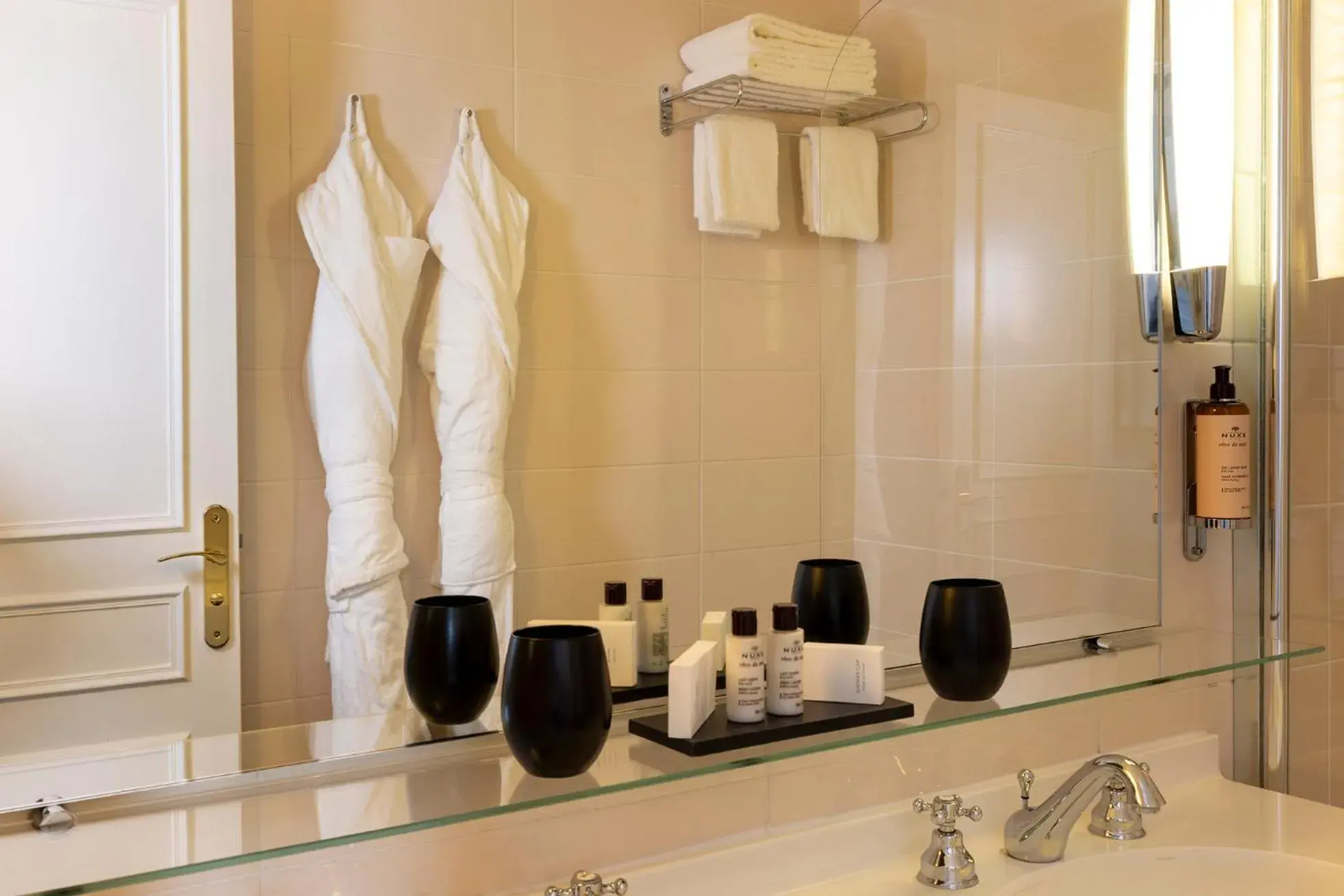 Superior Double or Twin Room in Hôtel Madeleine Plaza Superior Double or Twin Room in Hôtel Madeleine Plaza