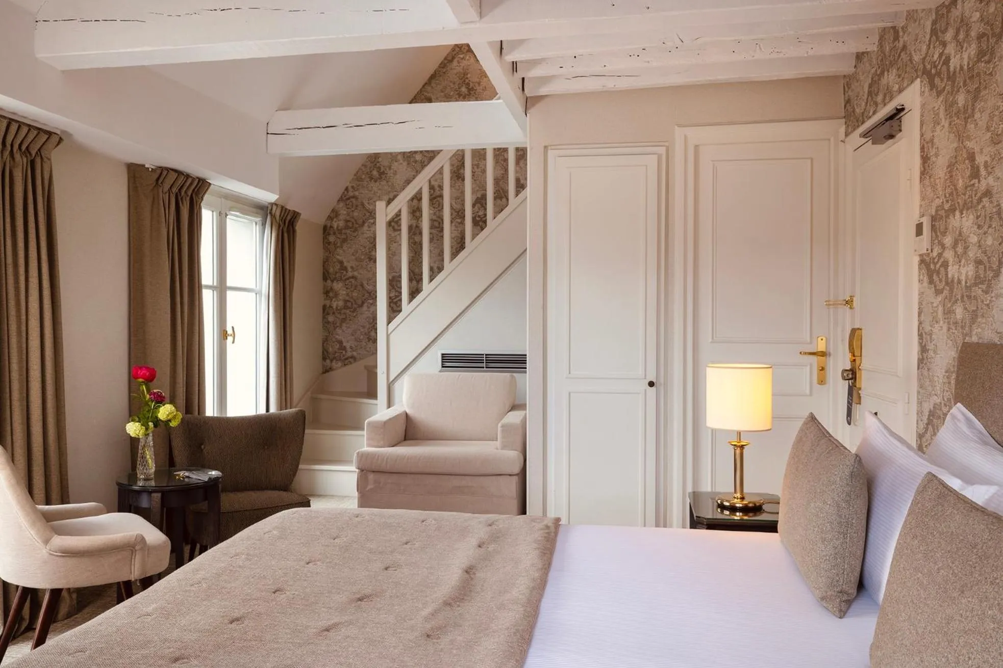 Bed in Hôtel Madeleine Plaza