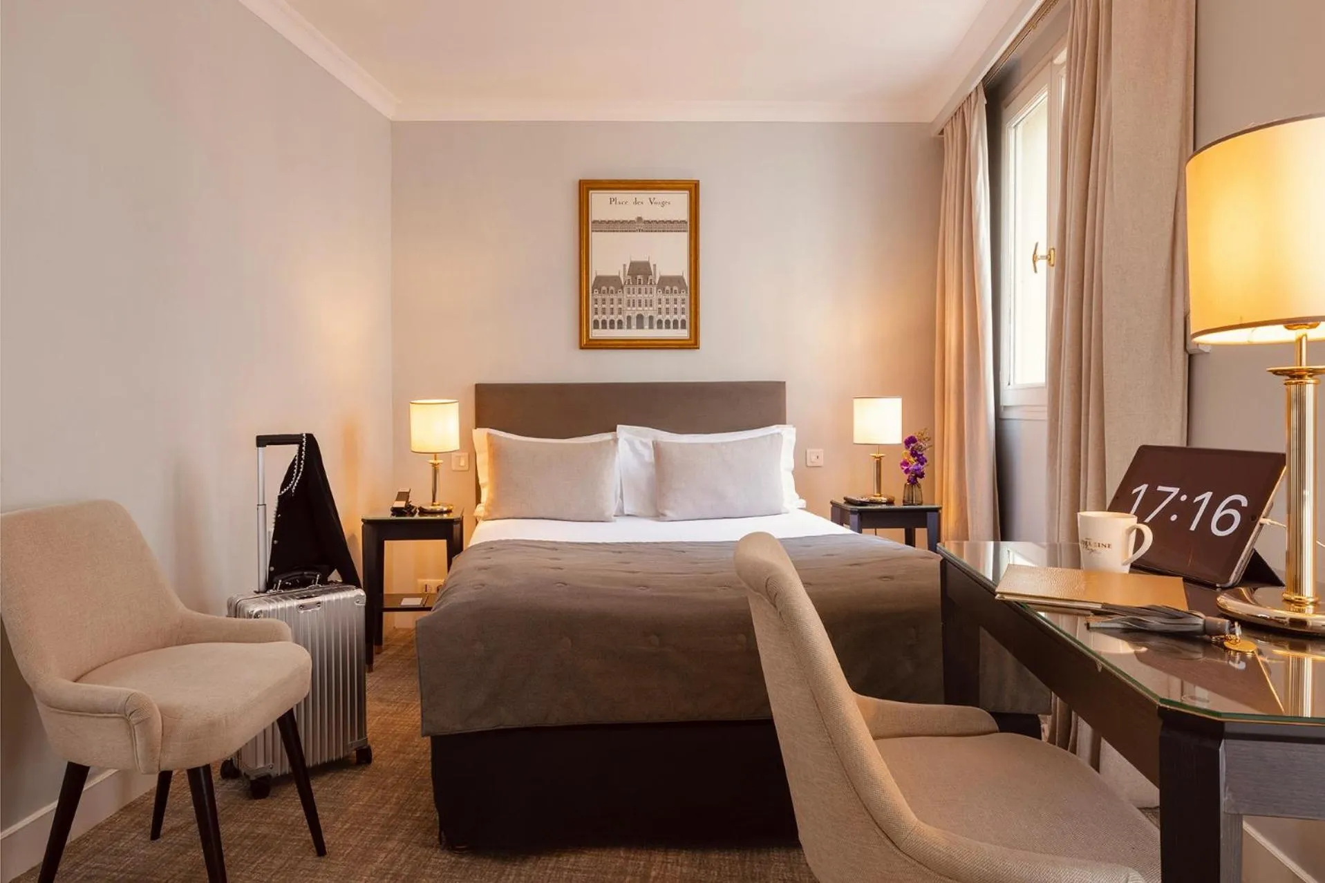 Bed in Hôtel Madeleine Plaza