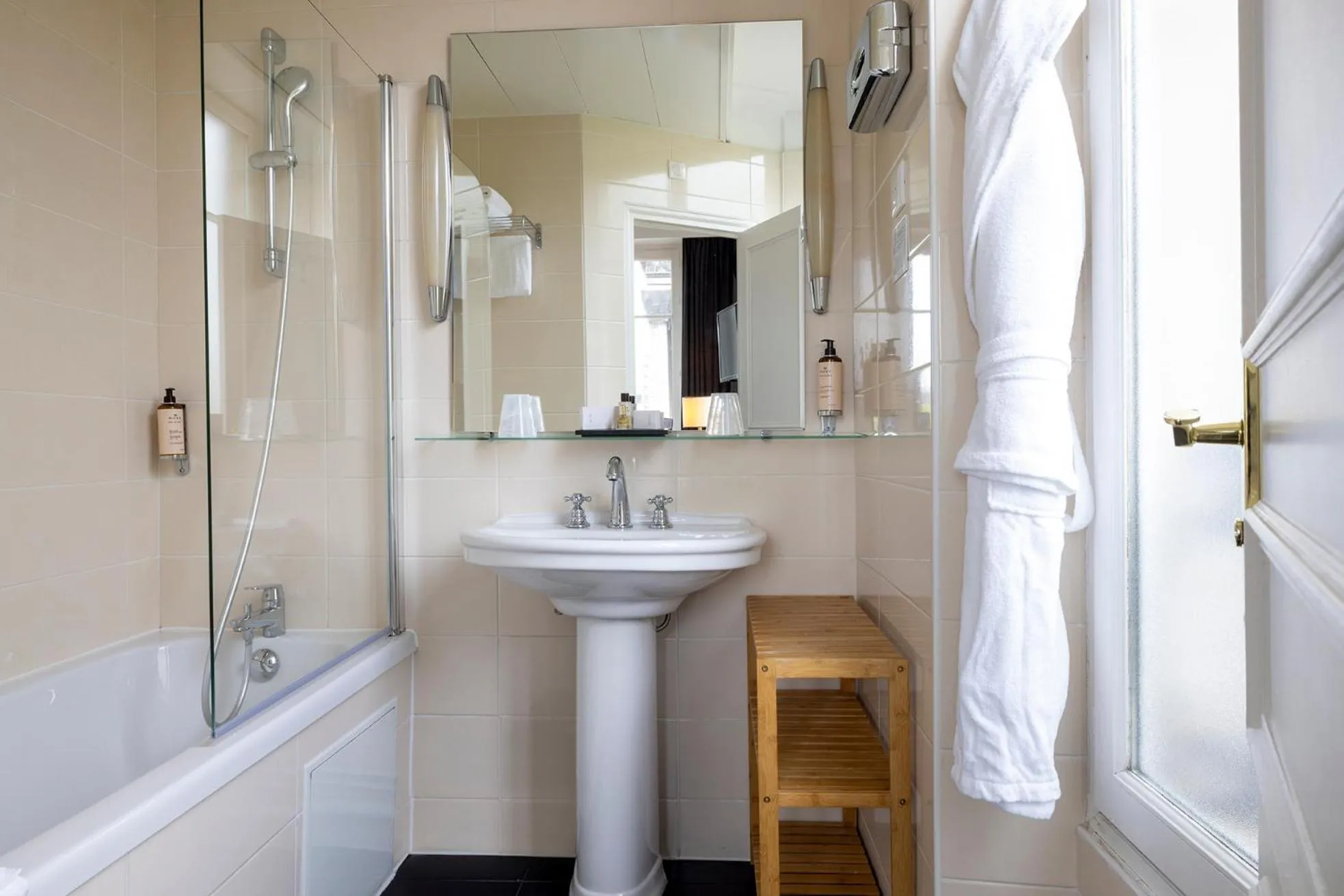 Bathroom in Hôtel Madeleine Plaza