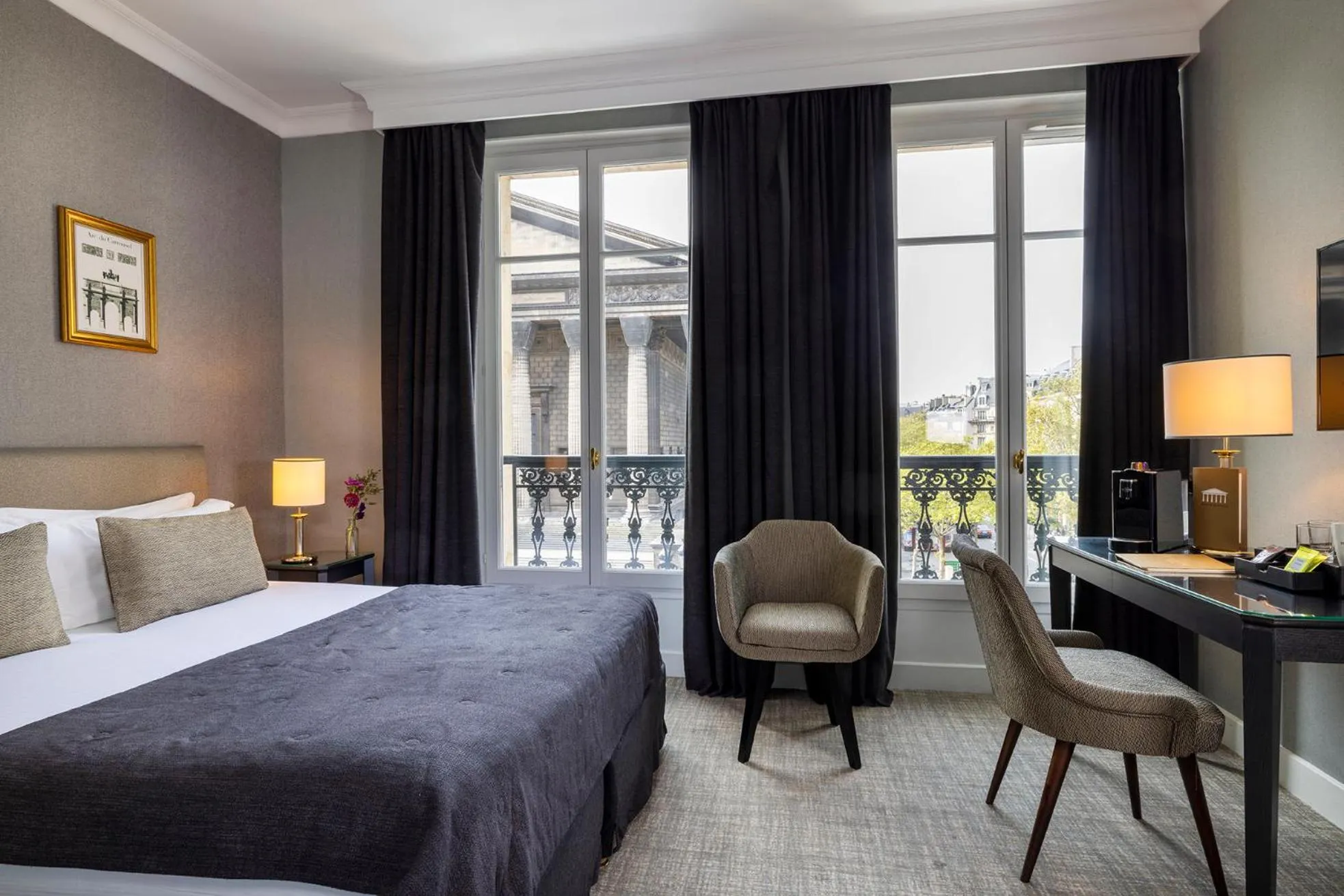 Bed in Hôtel Madeleine Plaza