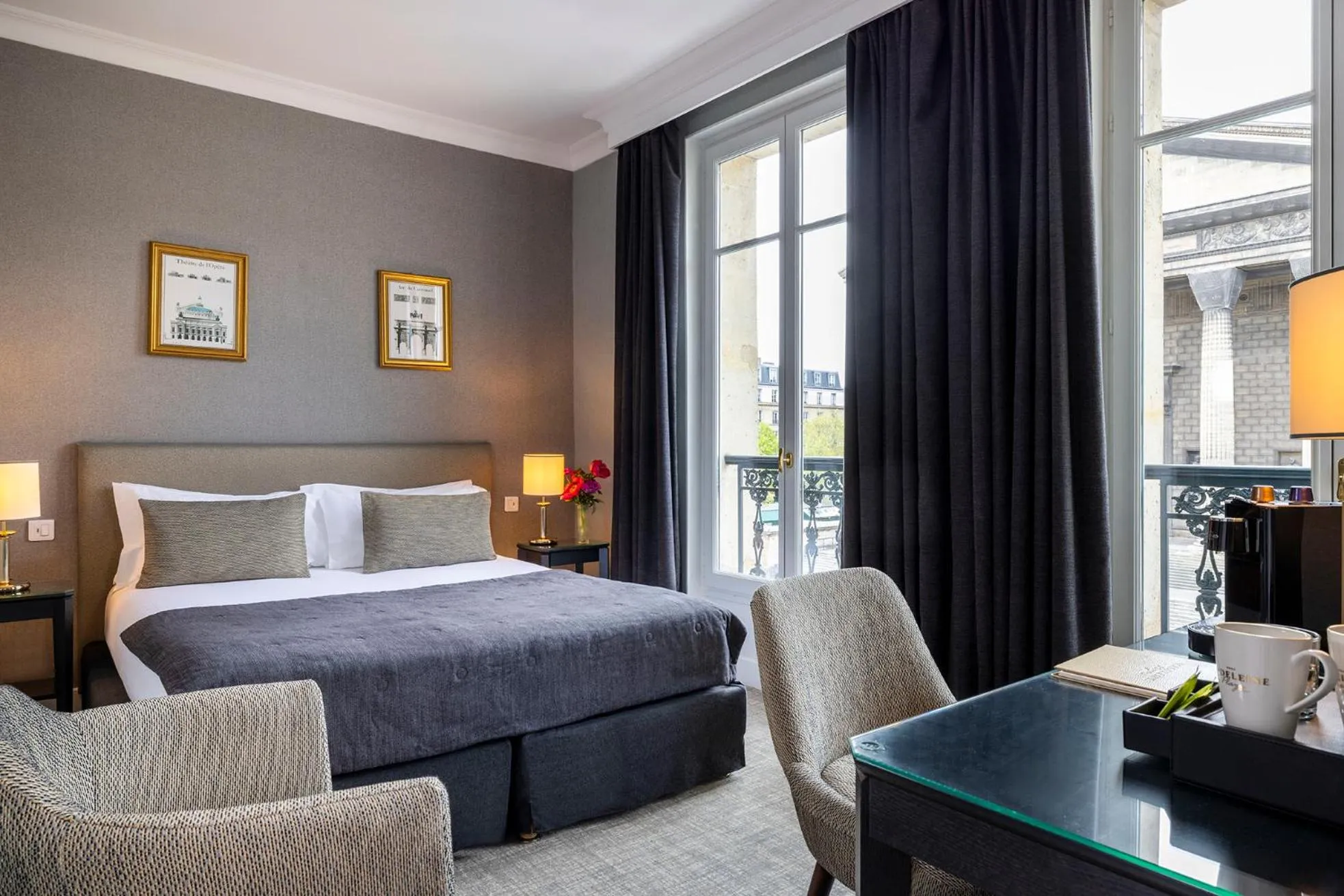 Bed in Hôtel Madeleine Plaza