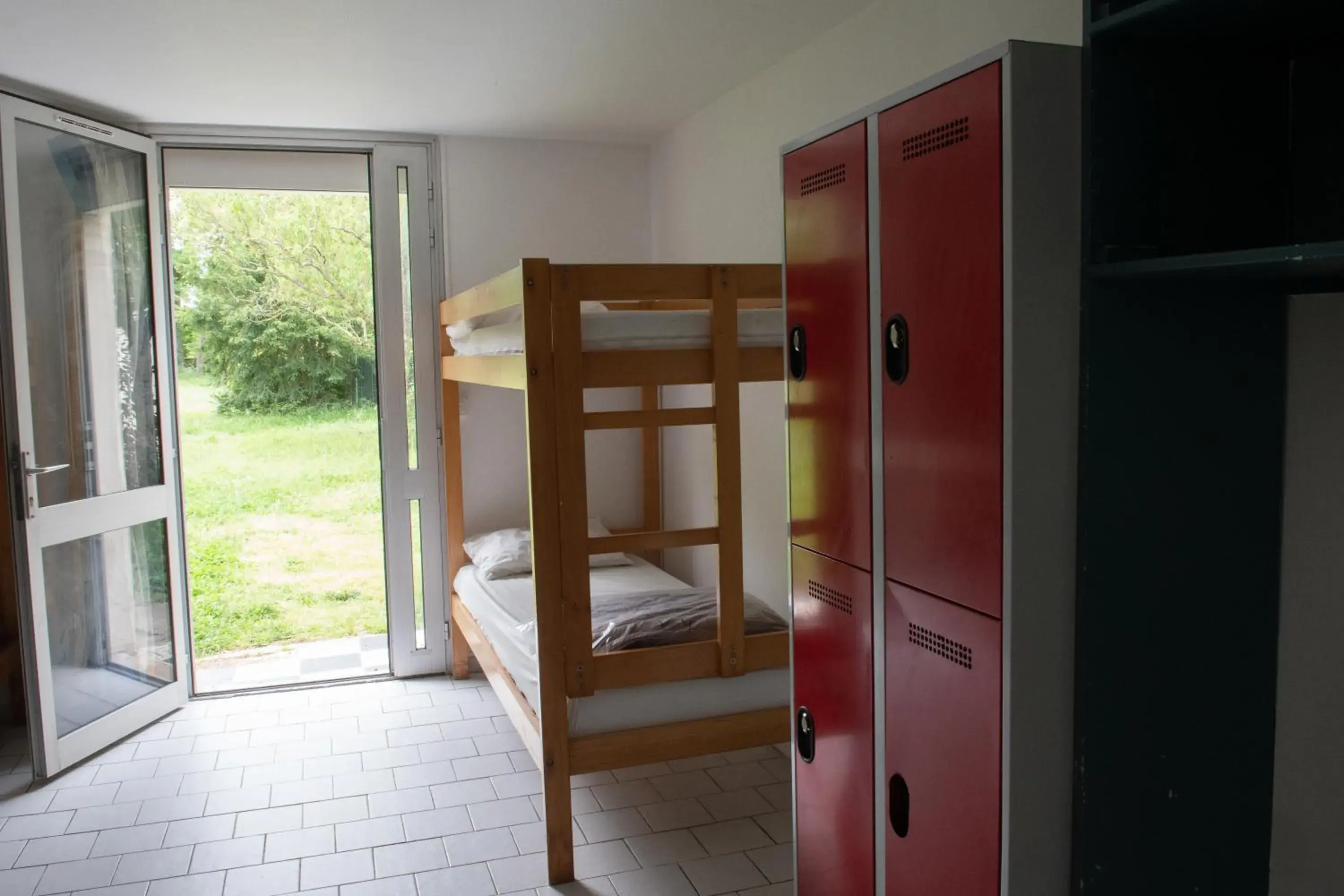 Room for 5 People – Shared Bathroom - single occupancy in Auberge de jeunesse HI Poitiers Room for 5 People – Shared Bathroom - single occupancy in Auberge de jeunesse HI Poitiers