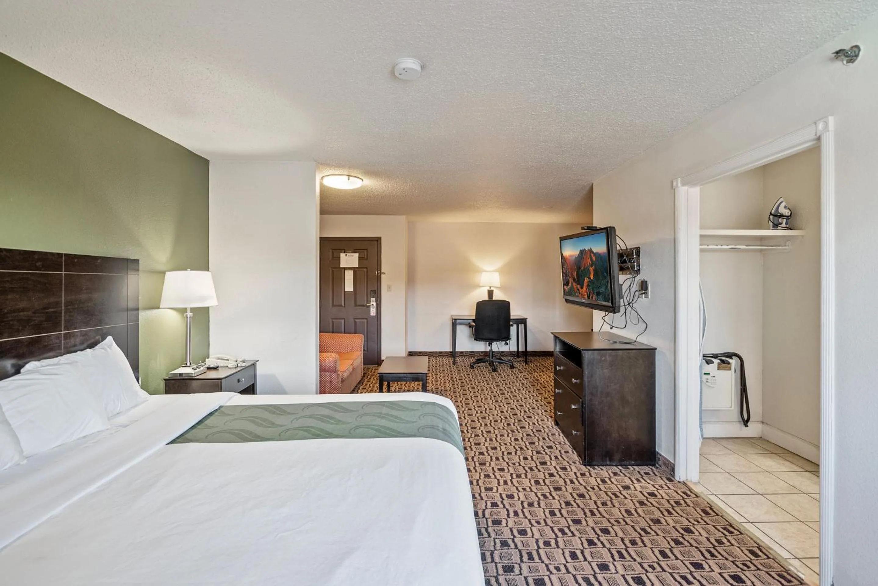 Bedroom, Bed in Coratel Suites