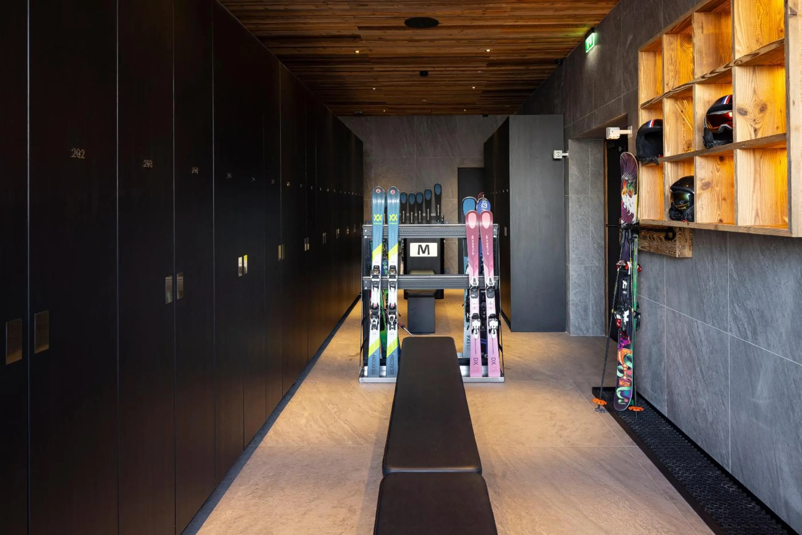 microwave in M Lodge & Spa