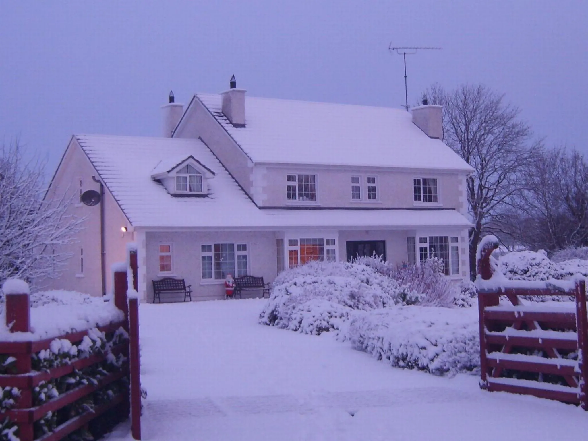 Facade/entrance in Lake Avenue House