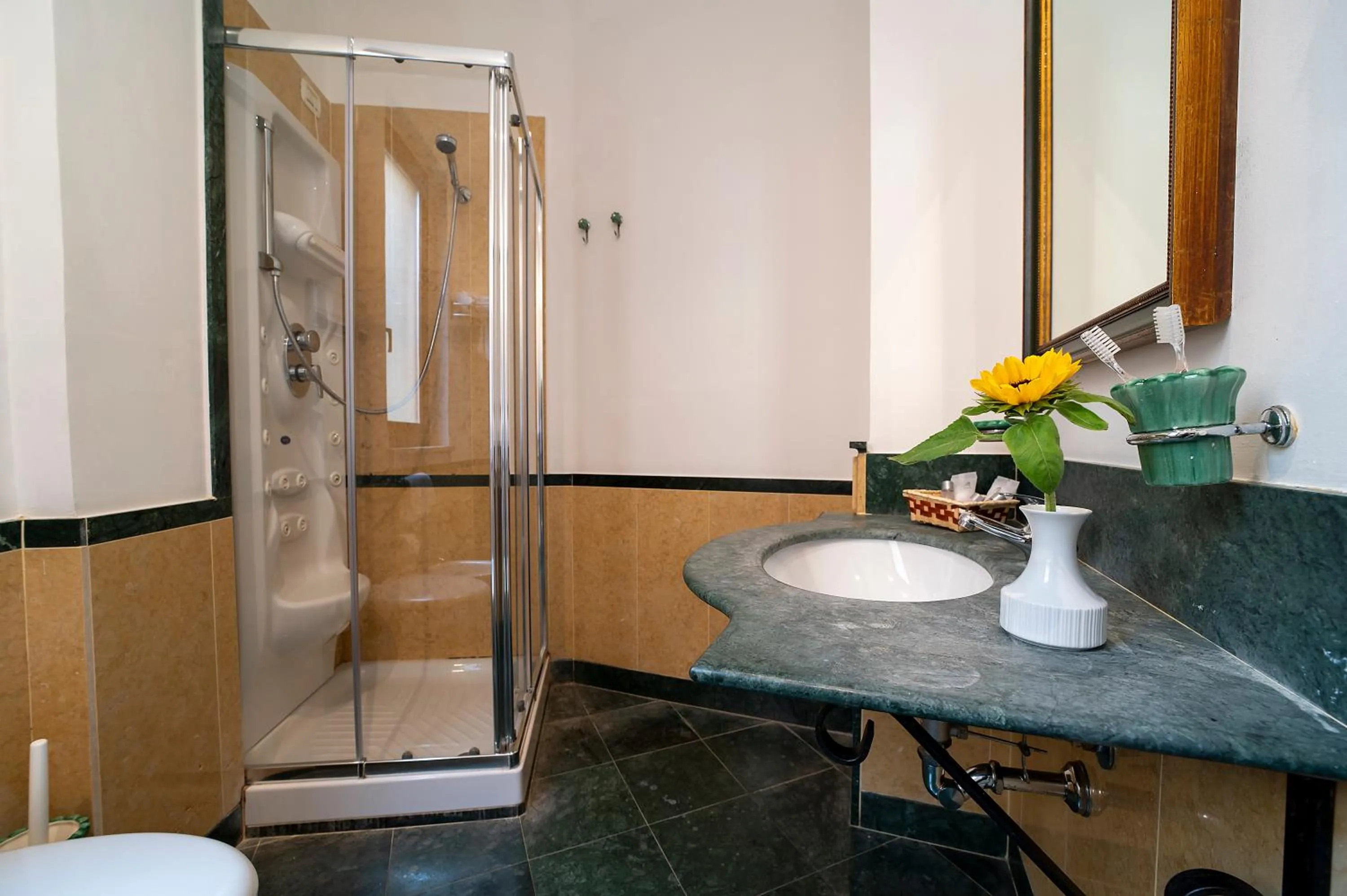 Bathroom in Hotel Vecchio Borgo