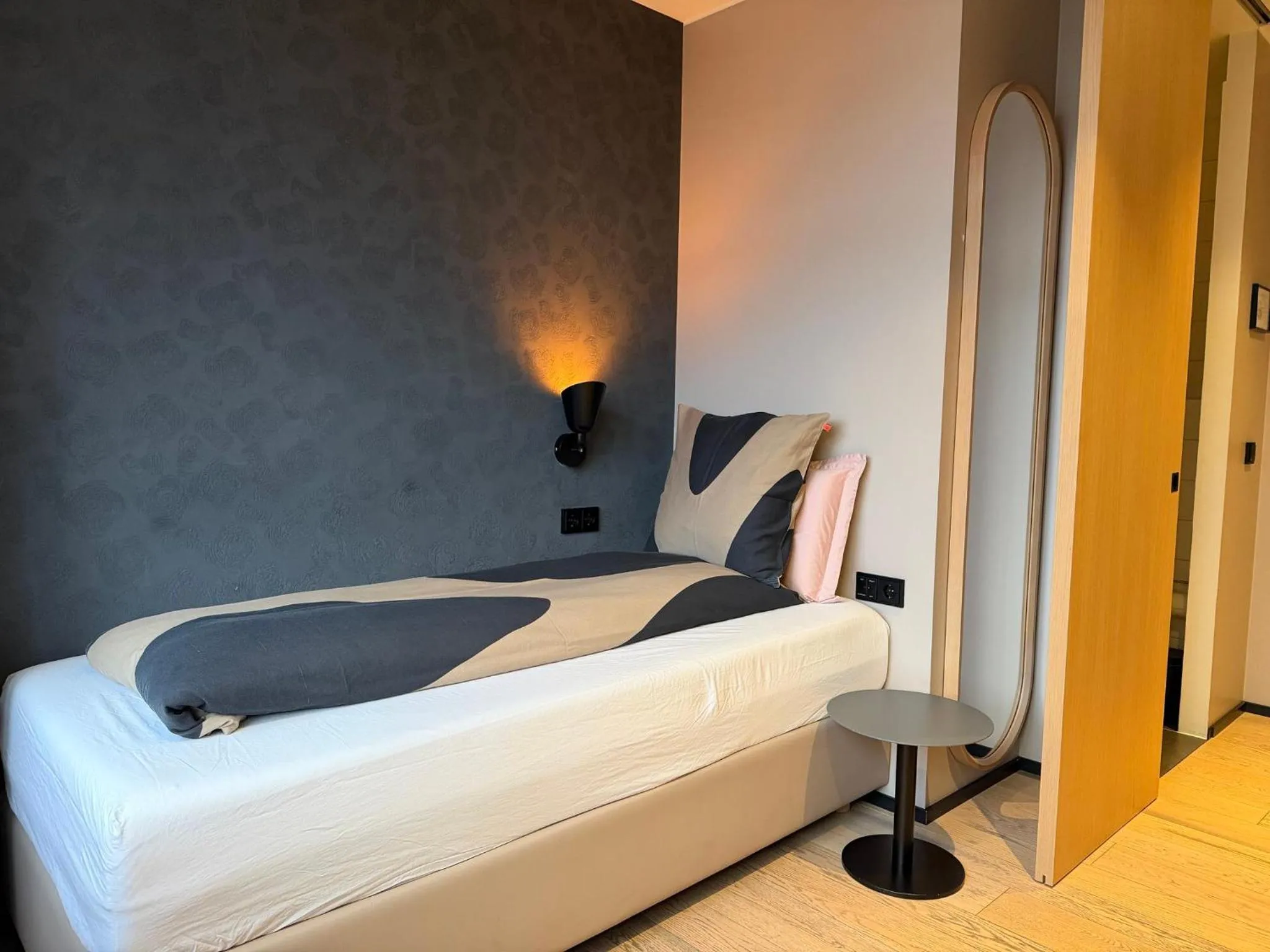 Bedroom, Bed in Hotel Lotus