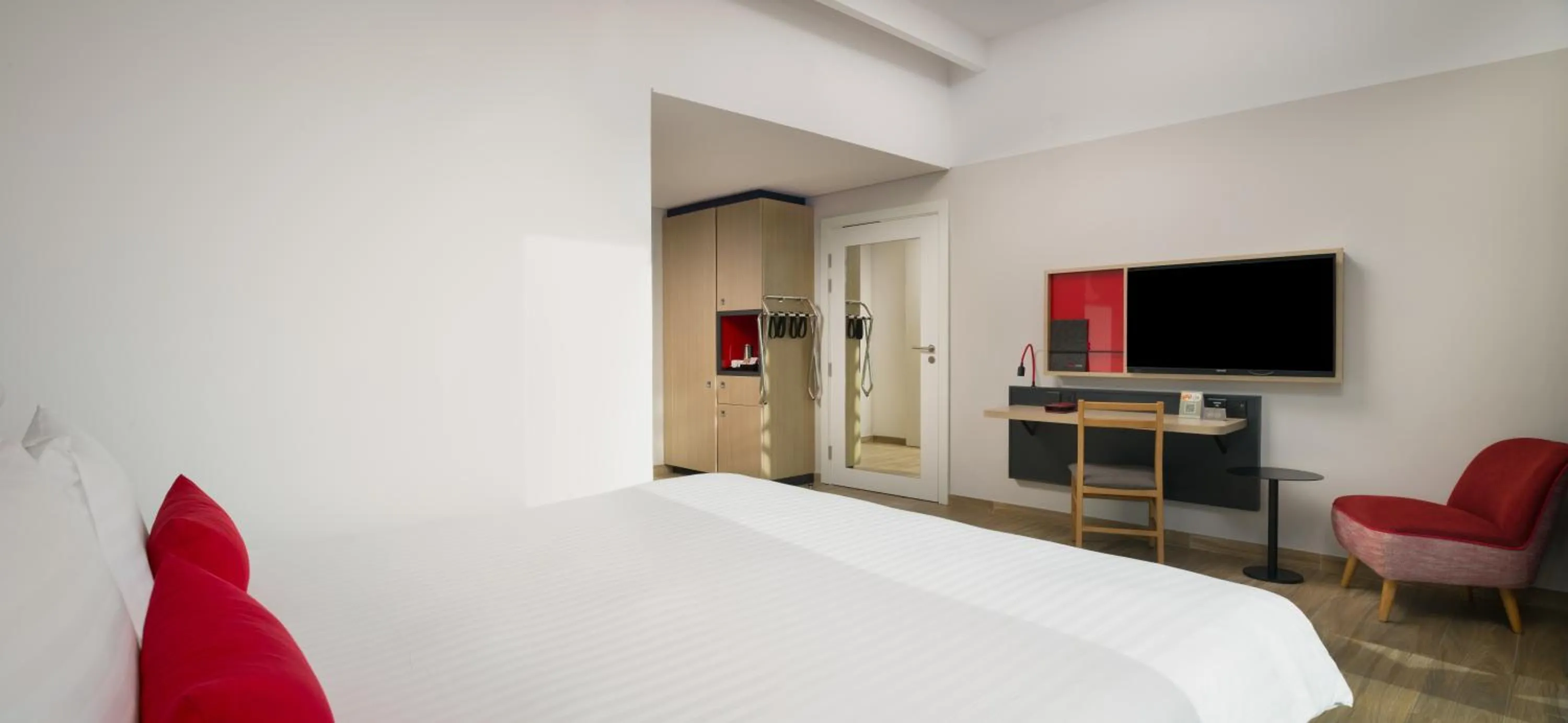 TV and multimedia, Bed in IntercityHotel Muscat