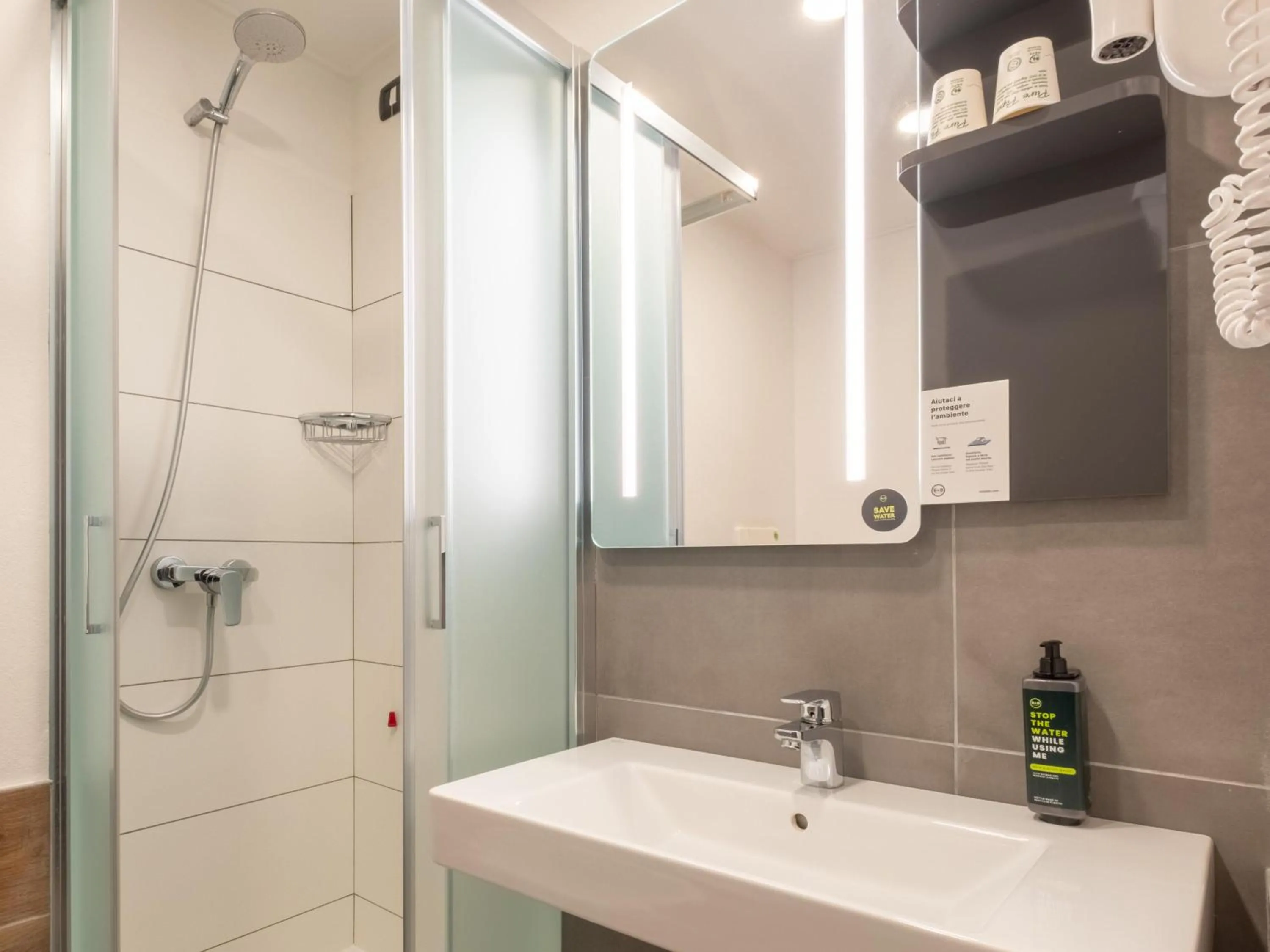 Bathroom in B&B HOTEL Mantova