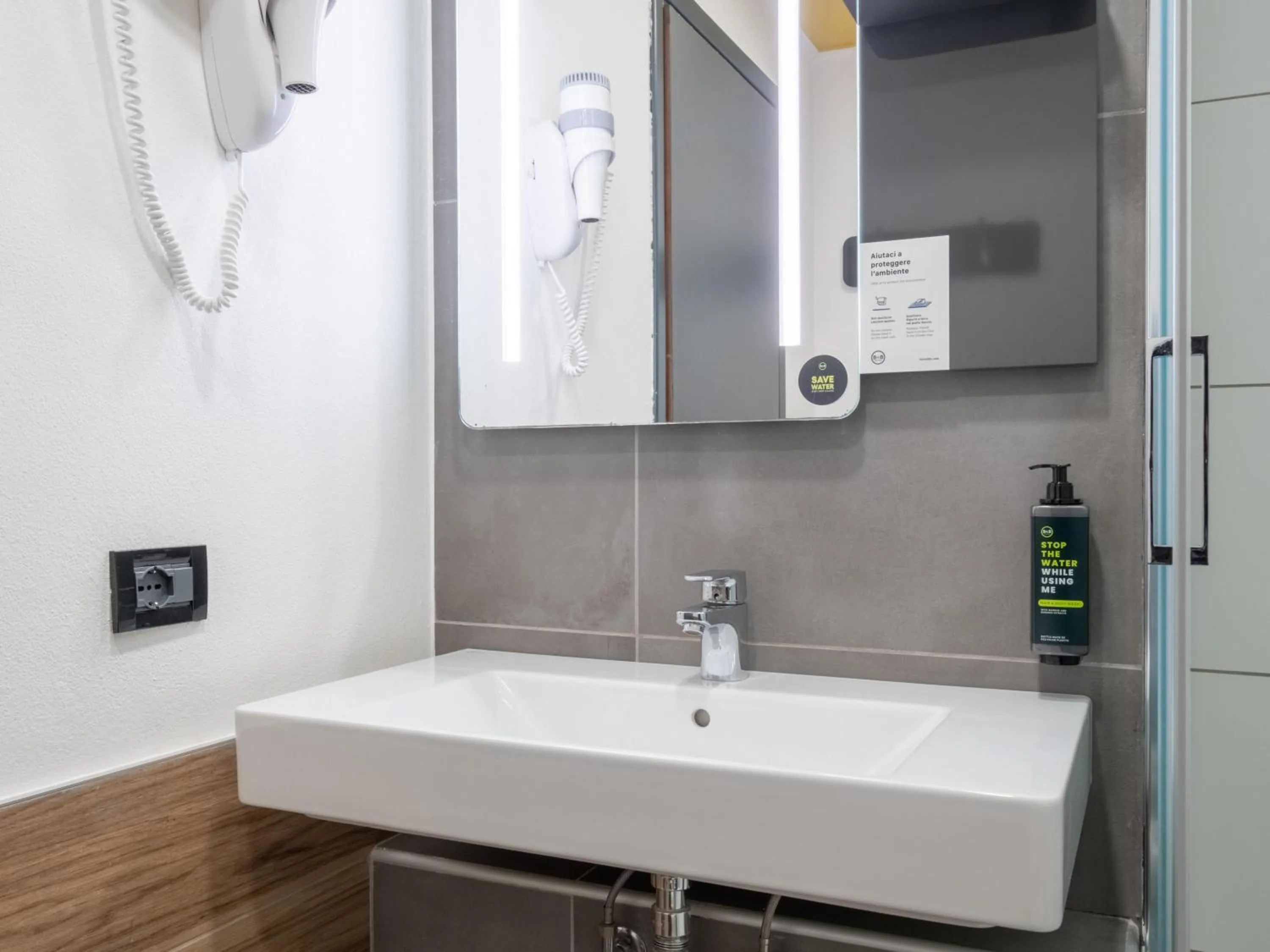 Bathroom in B&B HOTEL Mantova