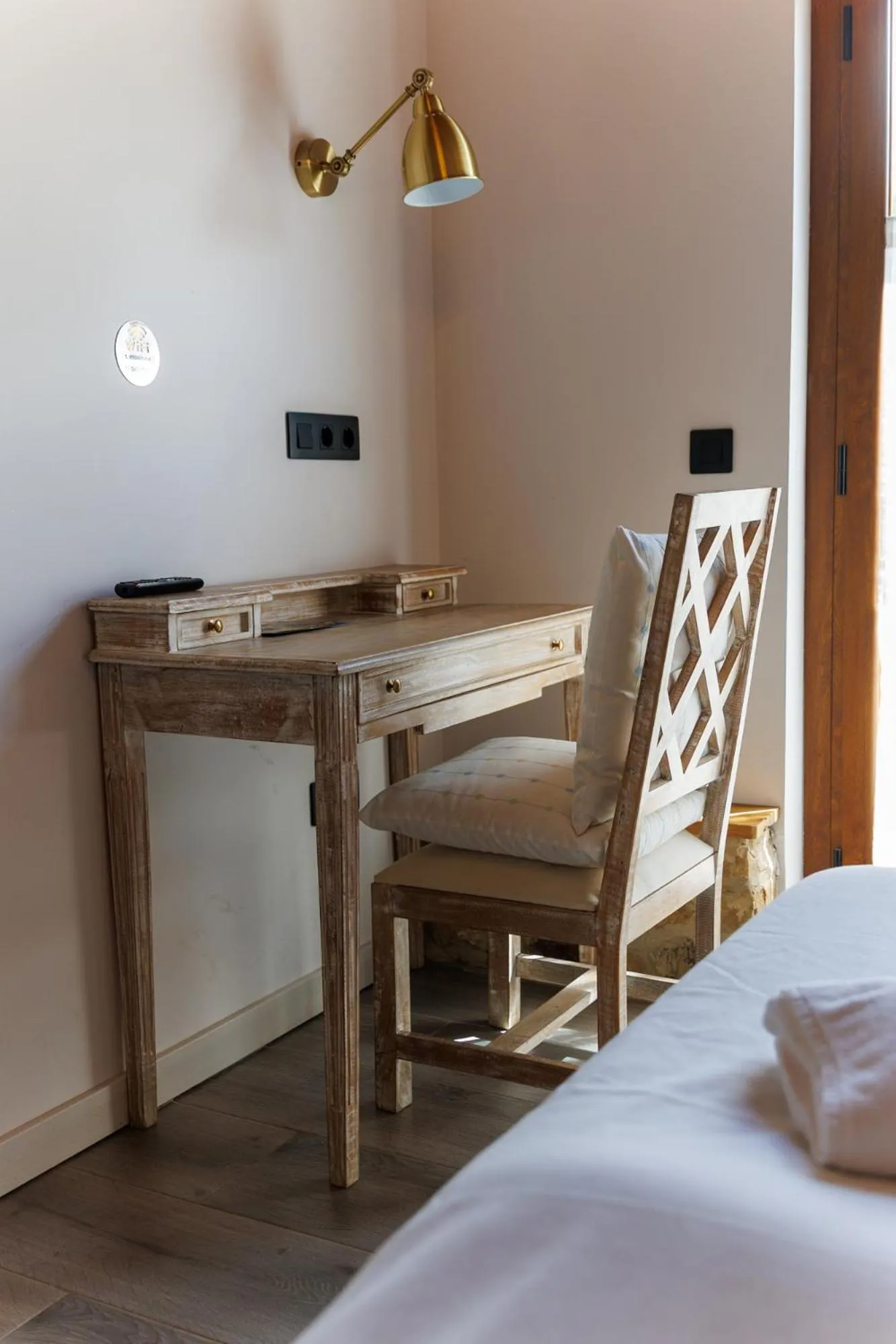 Seating area, Bed in El Hotel & SPA de Verdiago