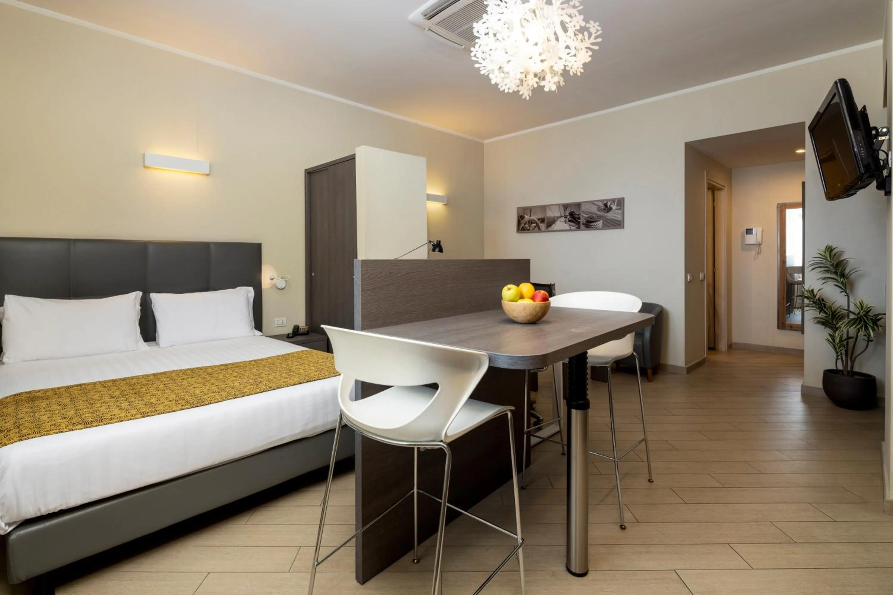 Photo of the whole room, Bed in CHC Business Residence