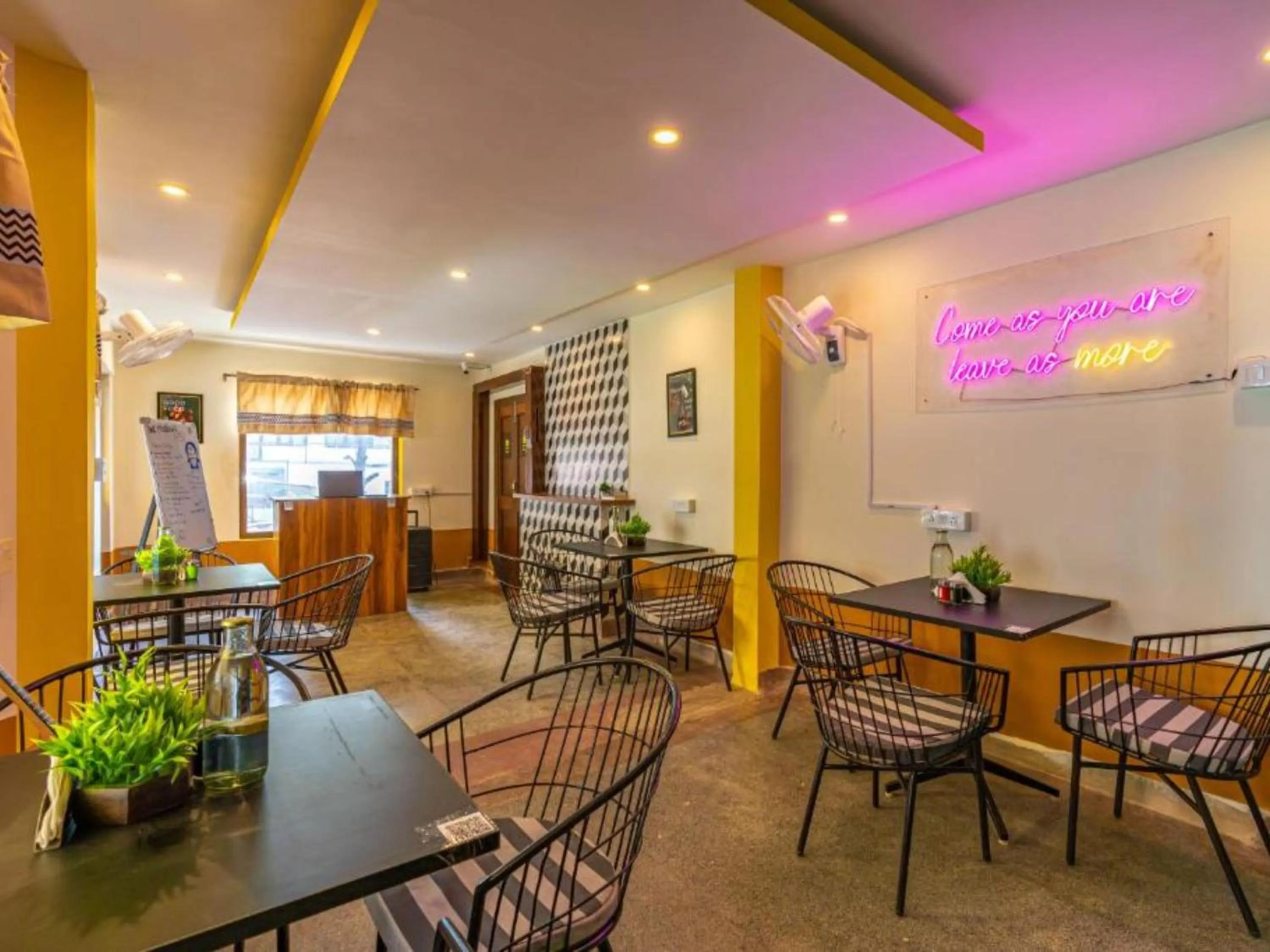 Restaurant/places to eat in The Hosteller Mussoorie, Mall Road