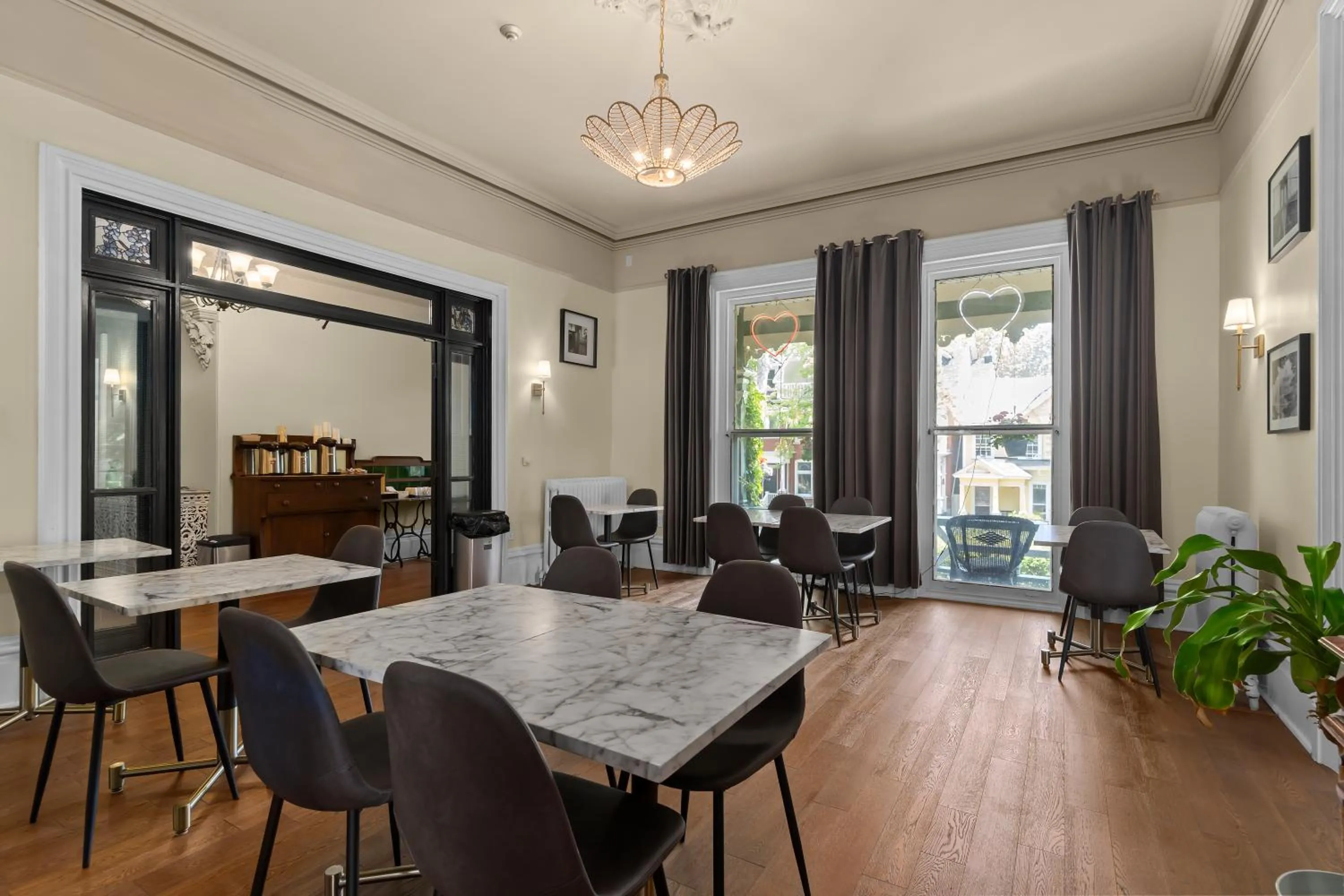 Dining area in Hochelaga Inn