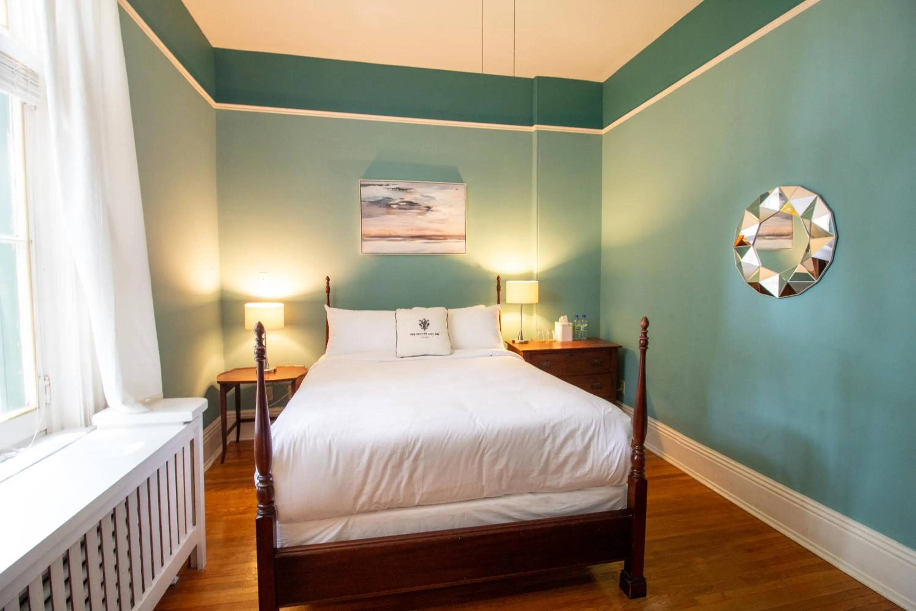 Bed in Hochelaga Inn