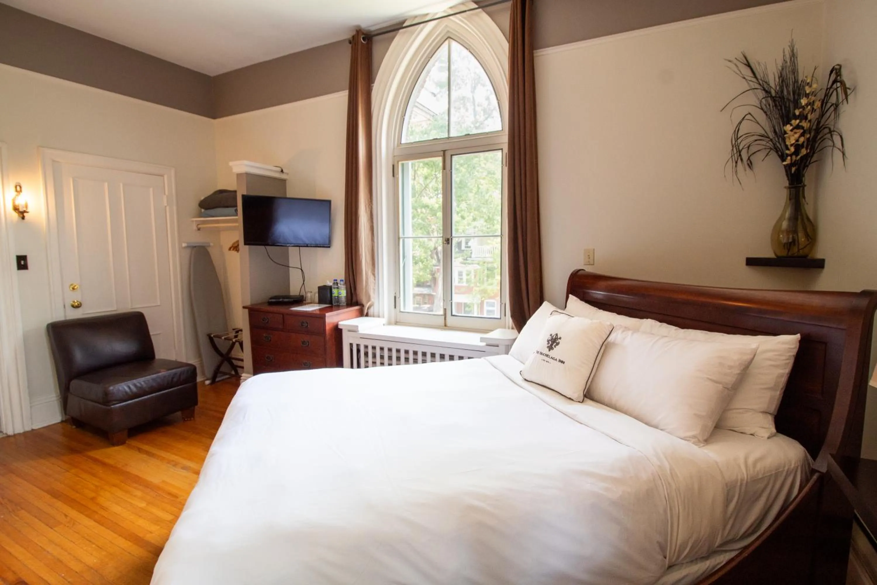 Bed in Hochelaga Inn