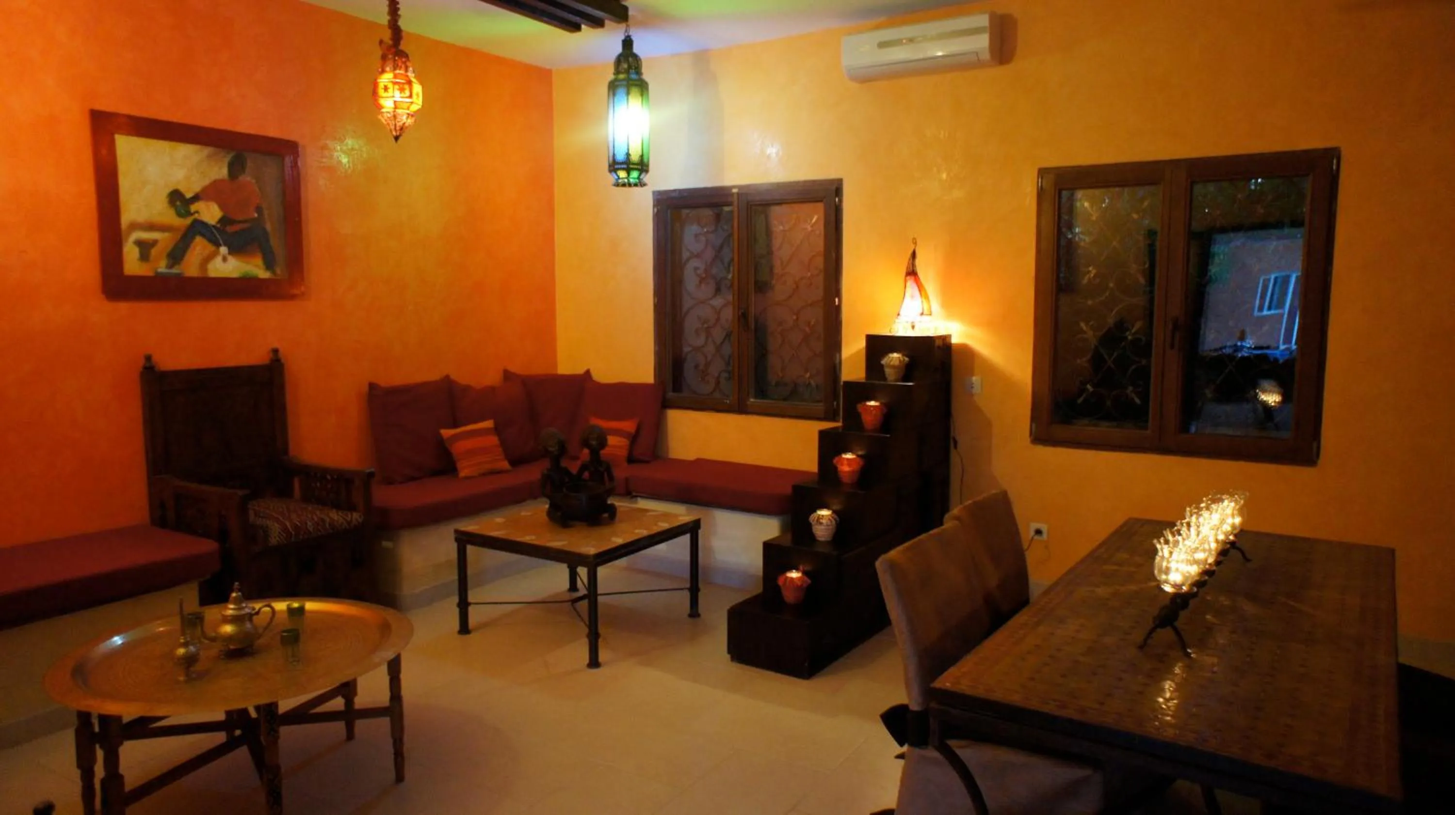 Communal lounge/ TV room in HOTEL Le Clos Des Papillons