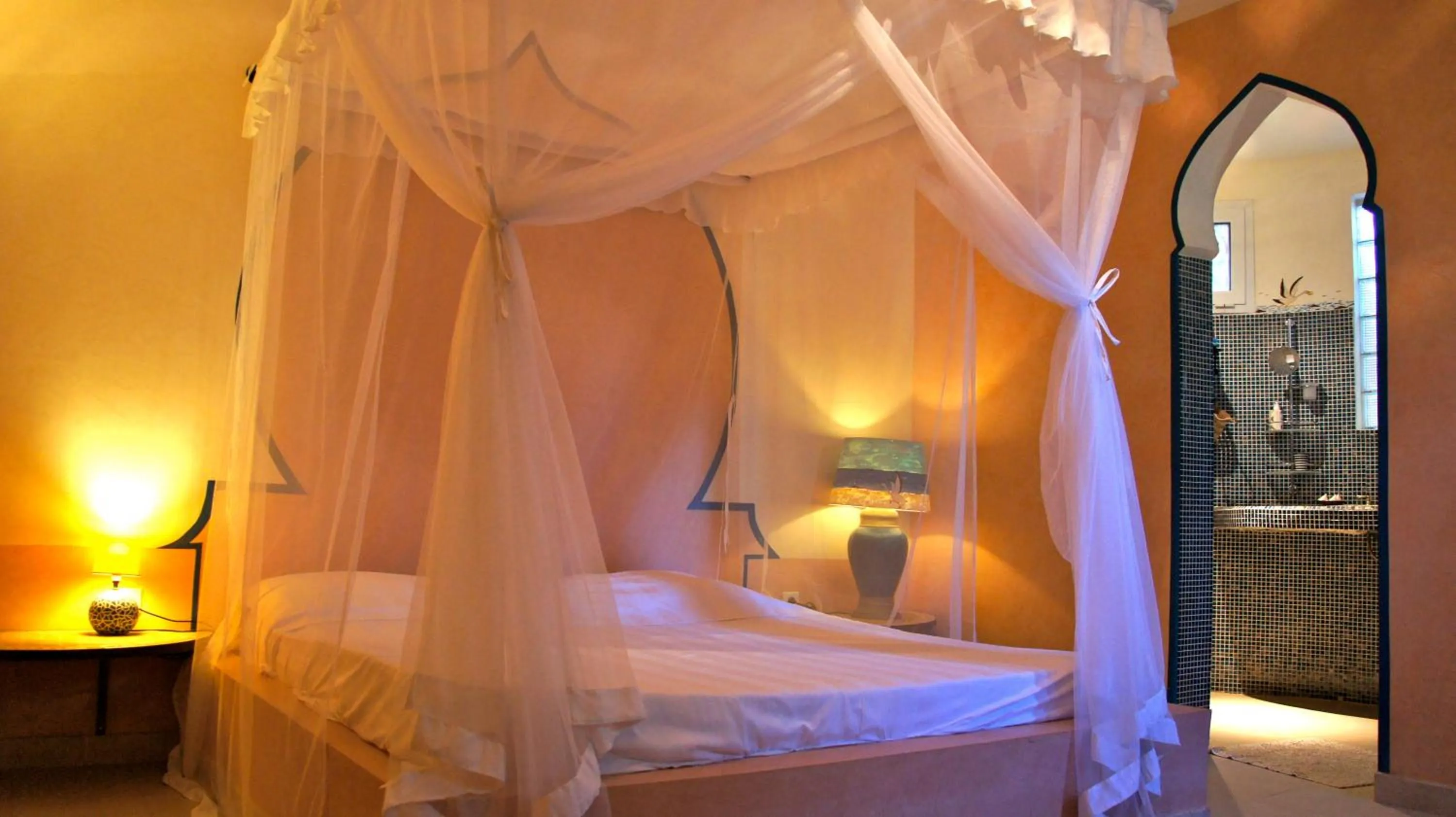 Property building, Bed in HOTEL Le Clos Des Papillons