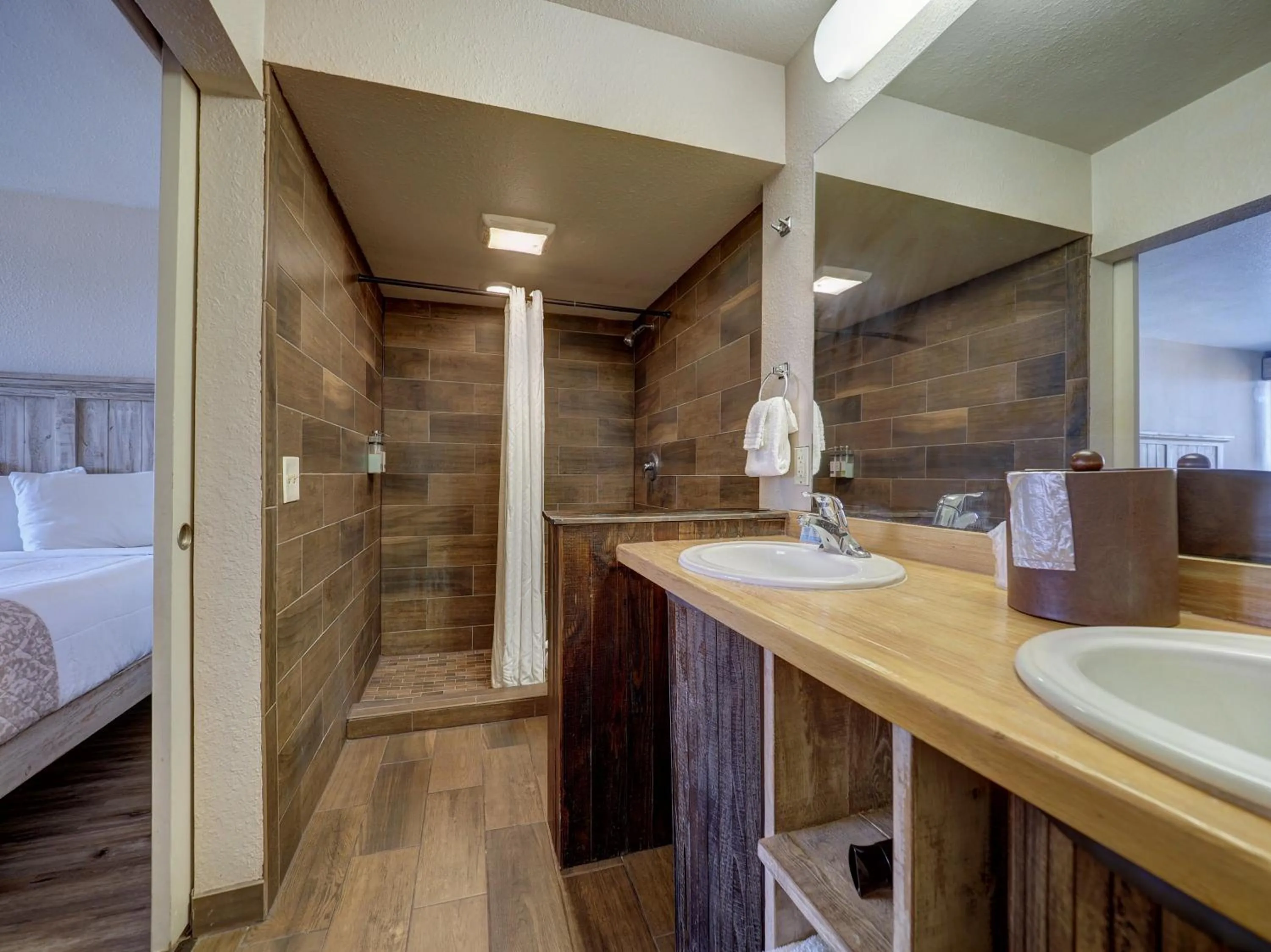 Shower, Bed in Hotel DeVille