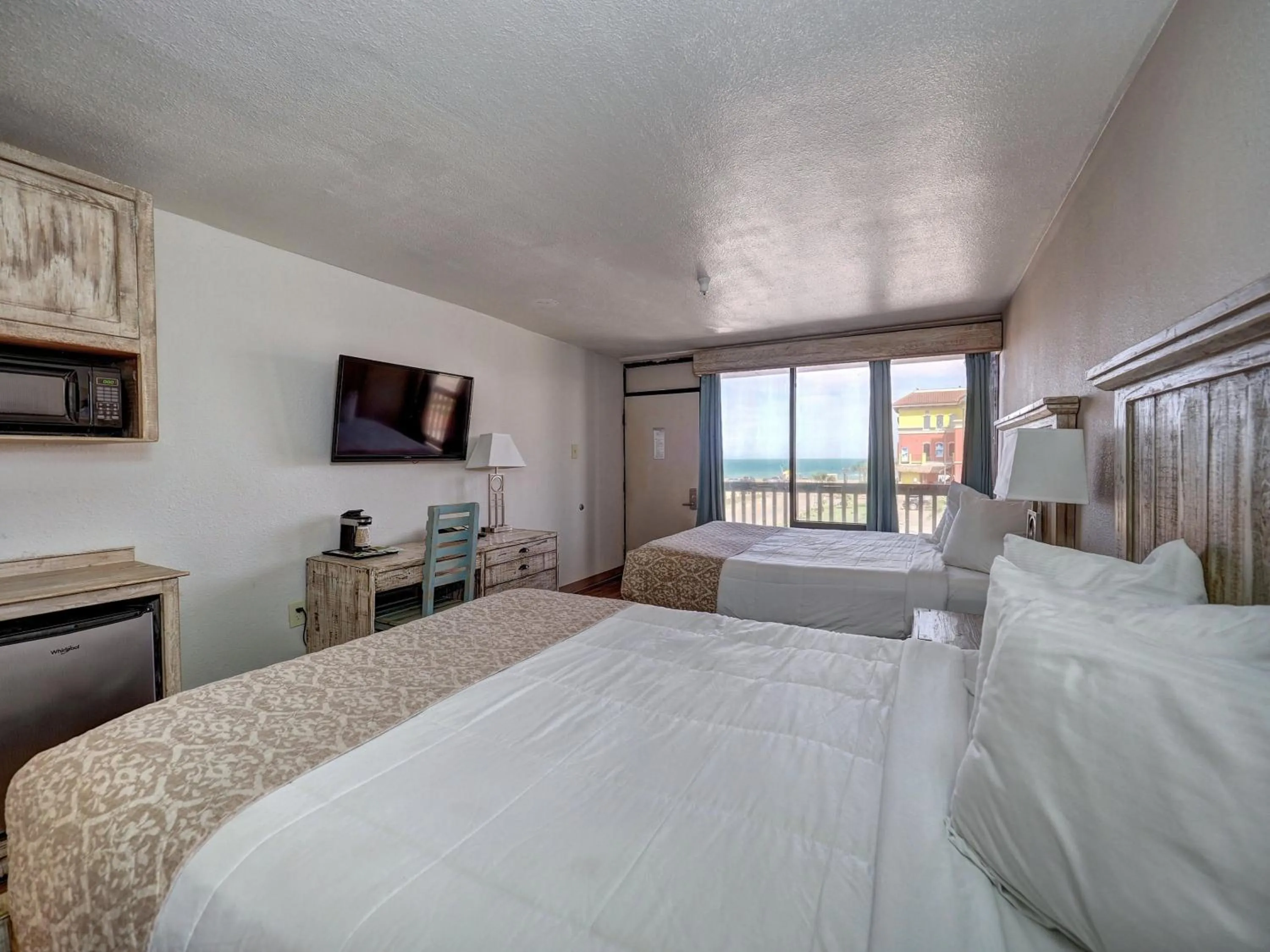 Communal lounge/ TV room, Bed in Hotel DeVille