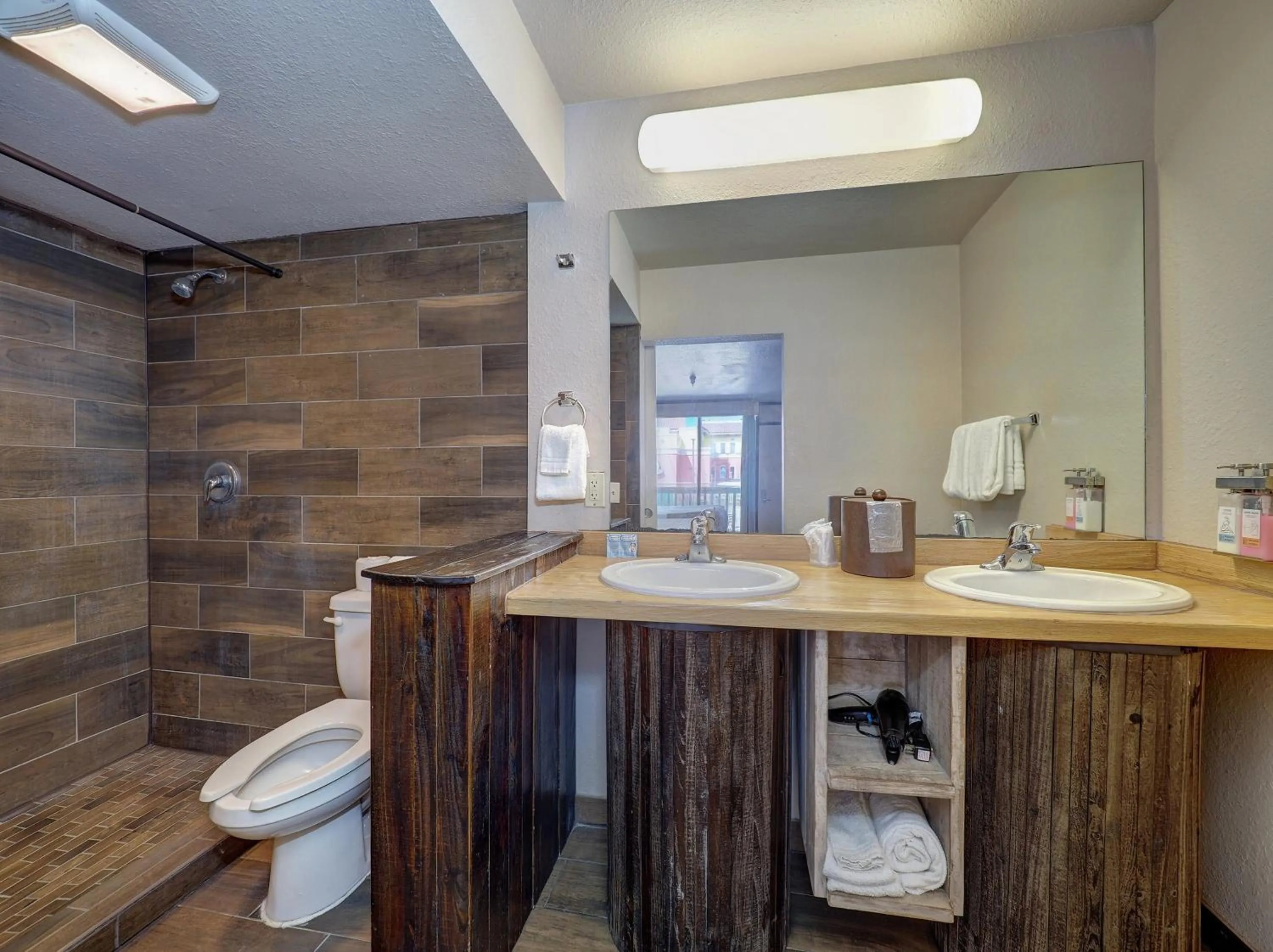 Toilet in Hotel DeVille