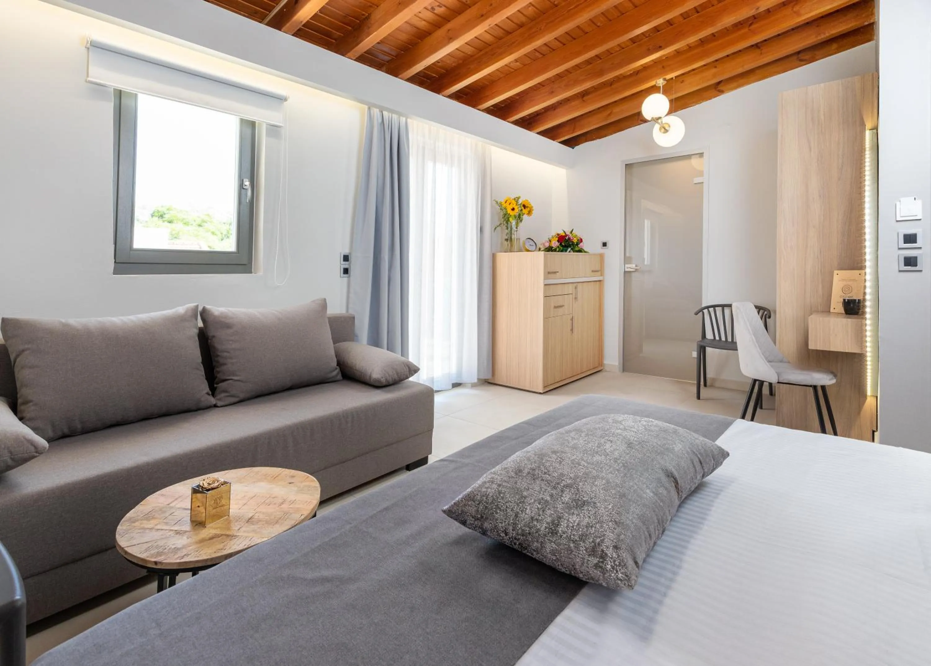 Bed in Metropolitan Pearl Boutique Hotel