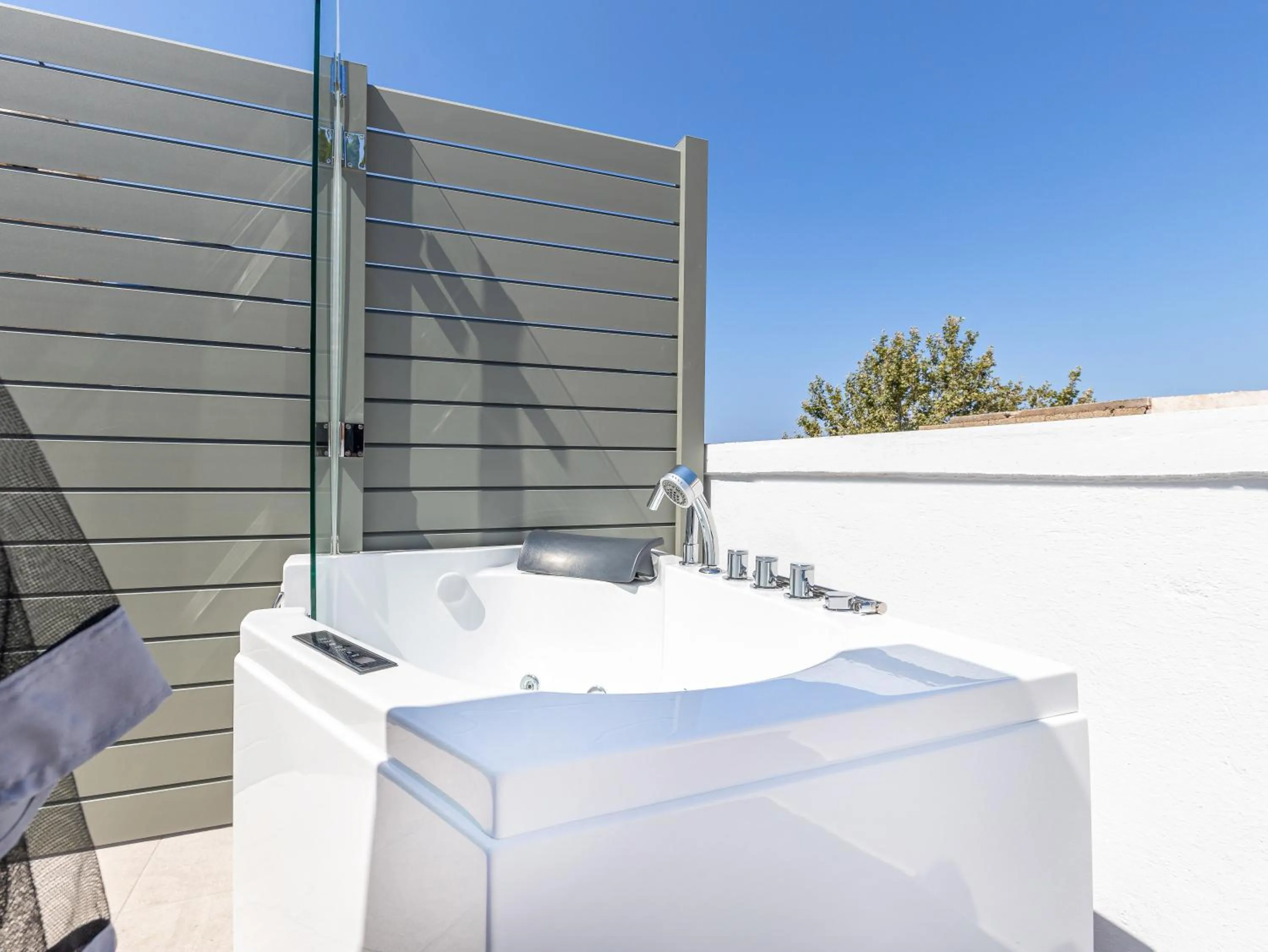 Hot Tub in Metropolitan Pearl Boutique Hotel