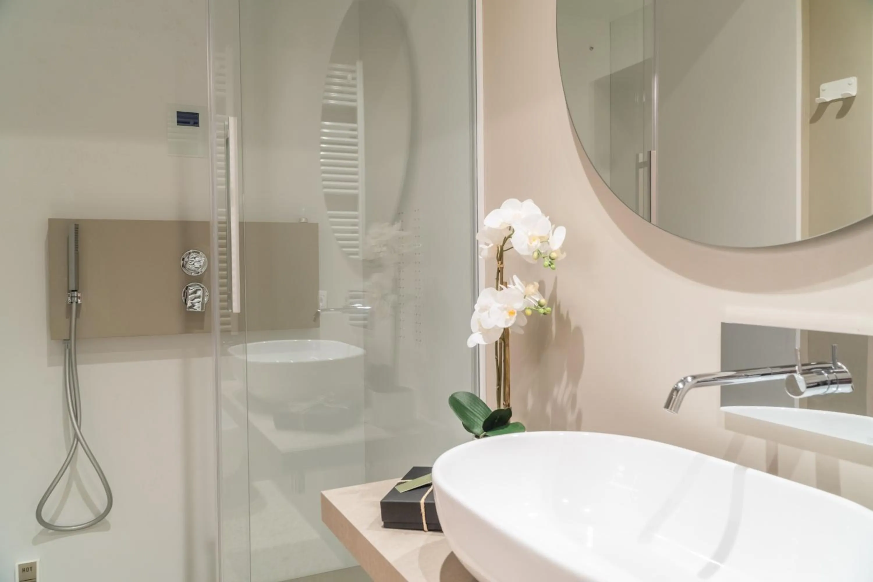 Shower in Ninfea Luxury Suites