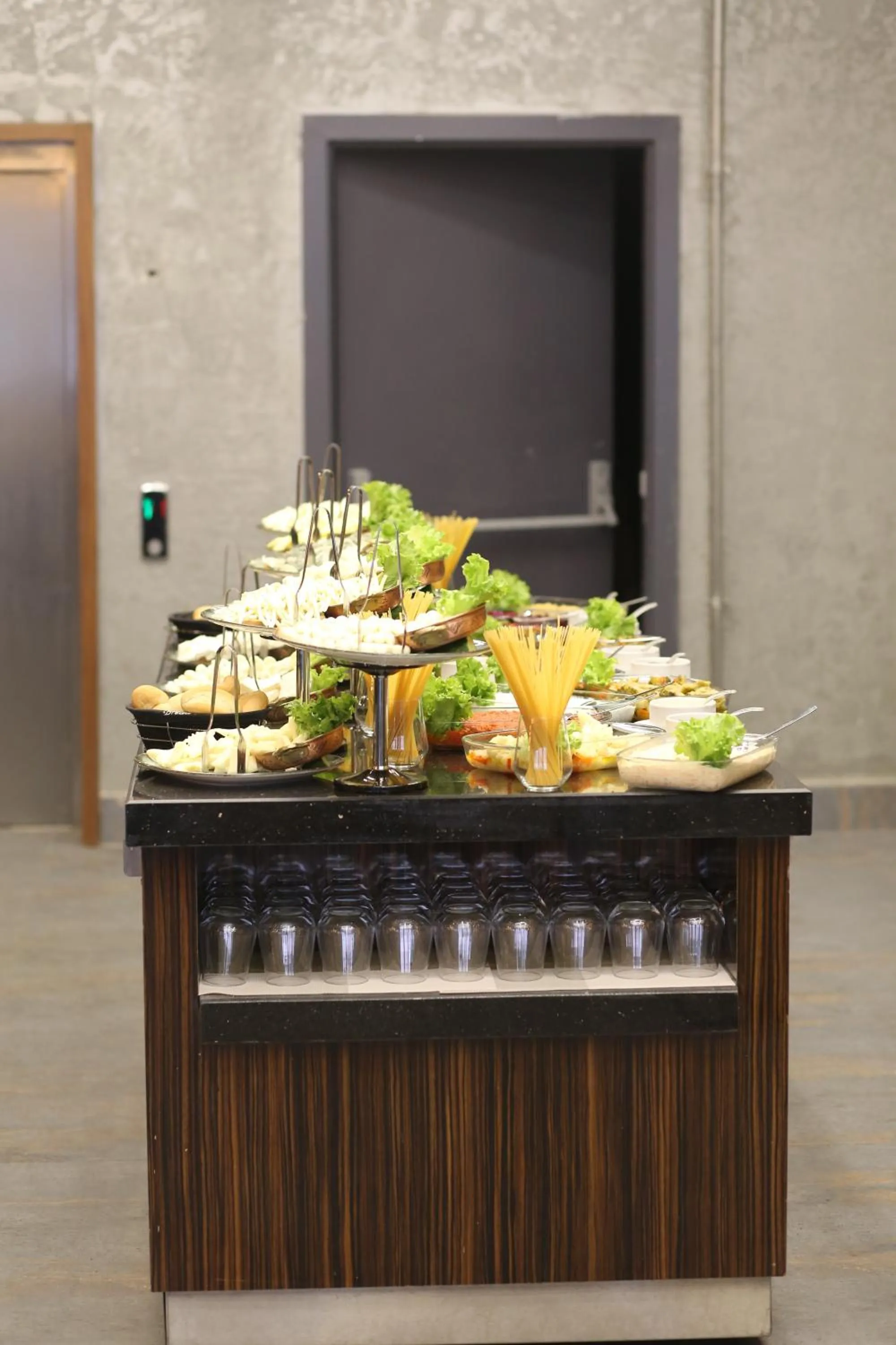 Restaurant/places to eat in Lala Grand Hotel