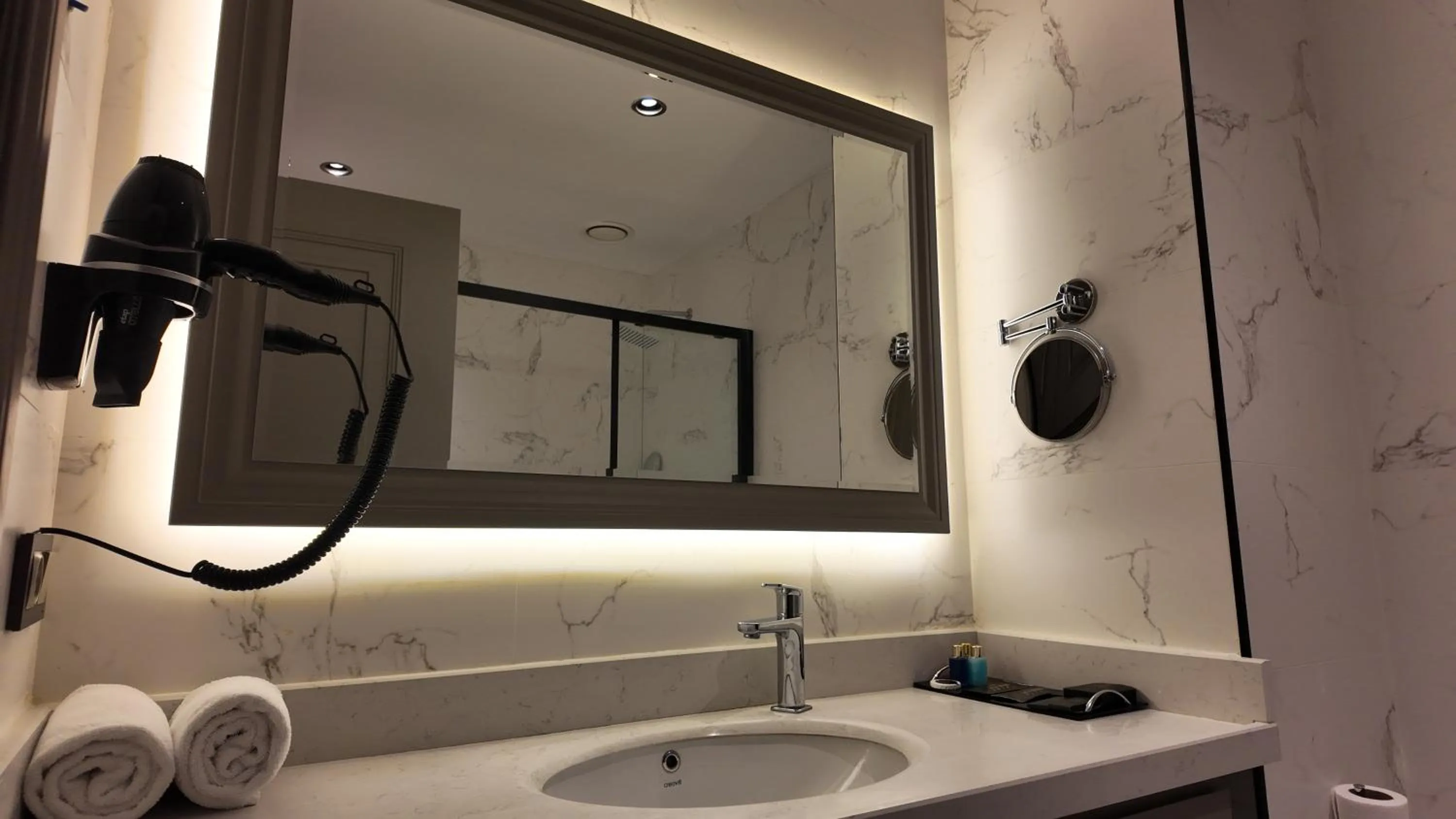 Shower in Lala Grand Hotel