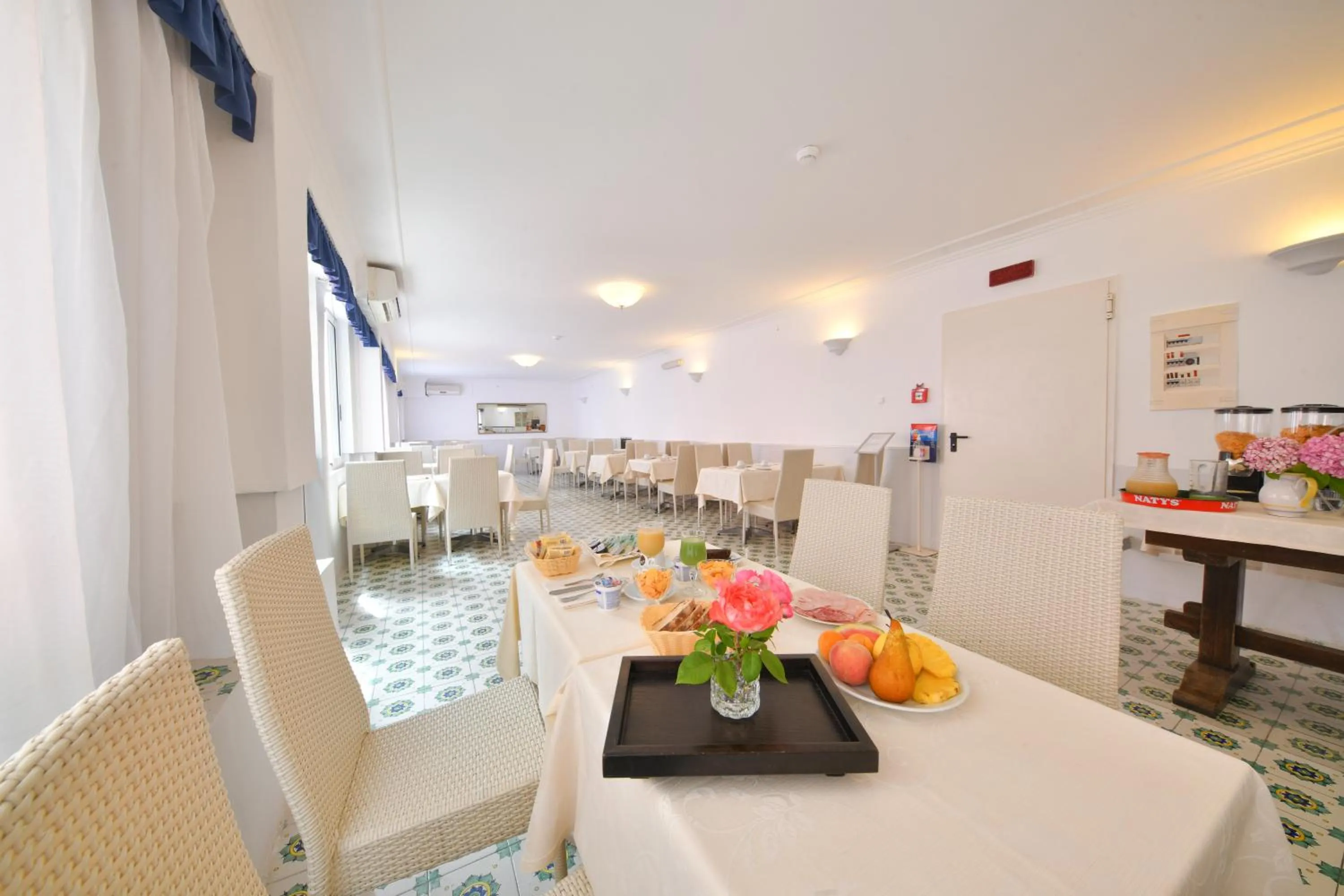 Restaurant/Places to Eat in Fortuna Beach - Seaside Hotel