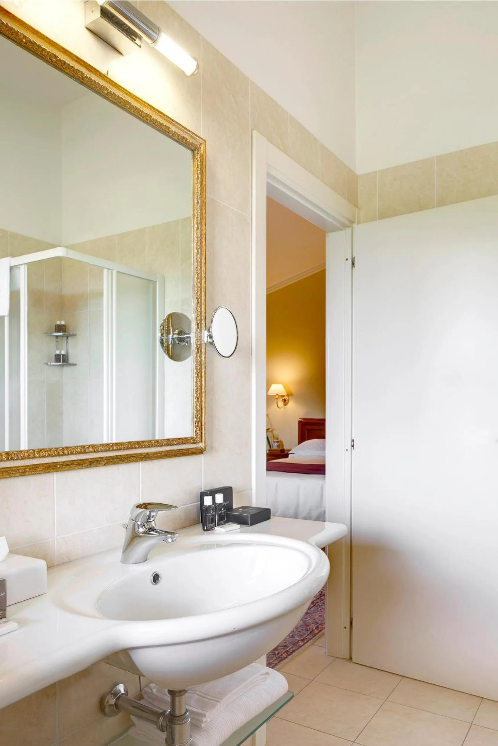 Bathroom in Villa Cattani Stuart XVII secolo