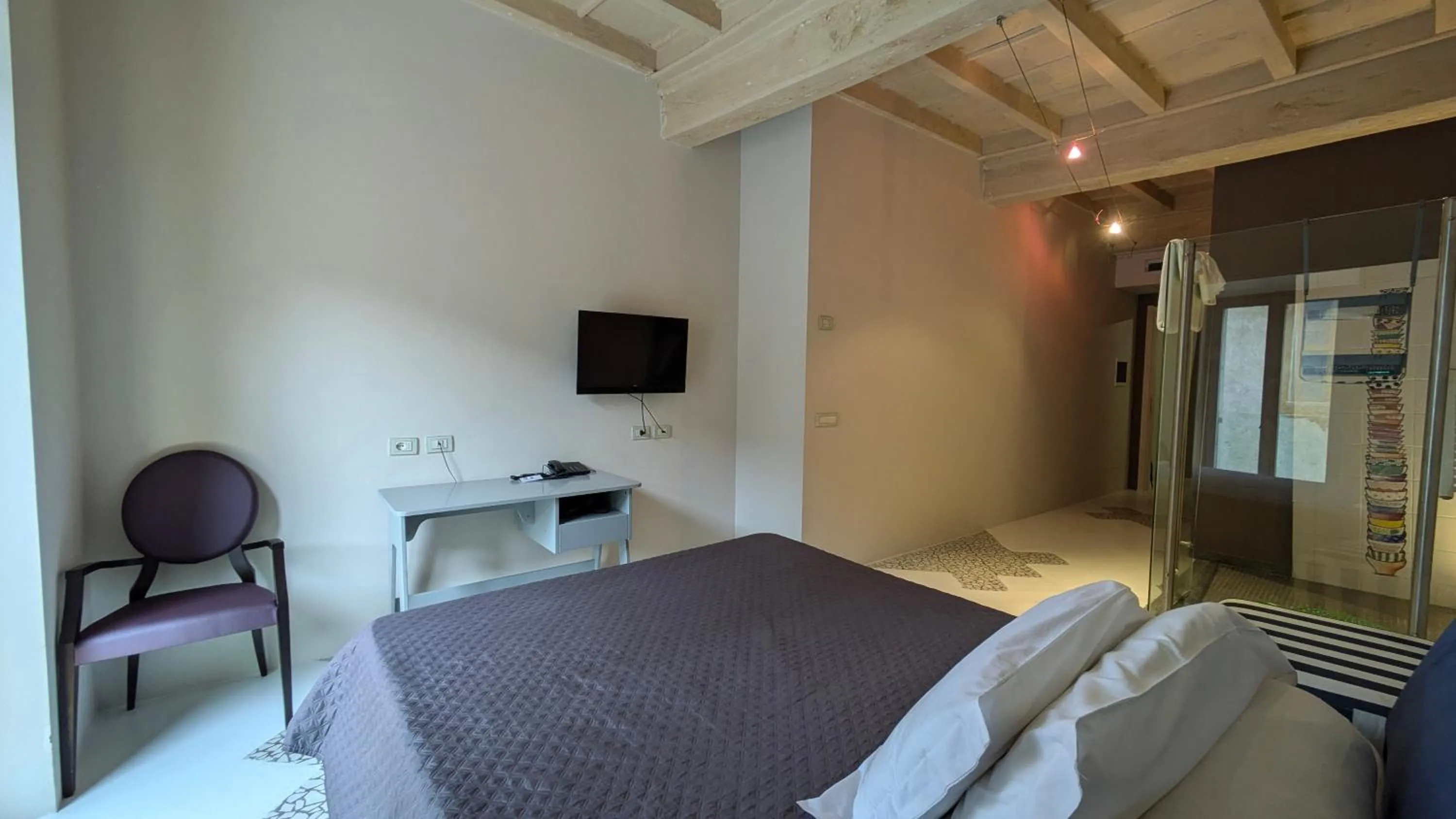 Shower, Bed in Hotel Aracoeli